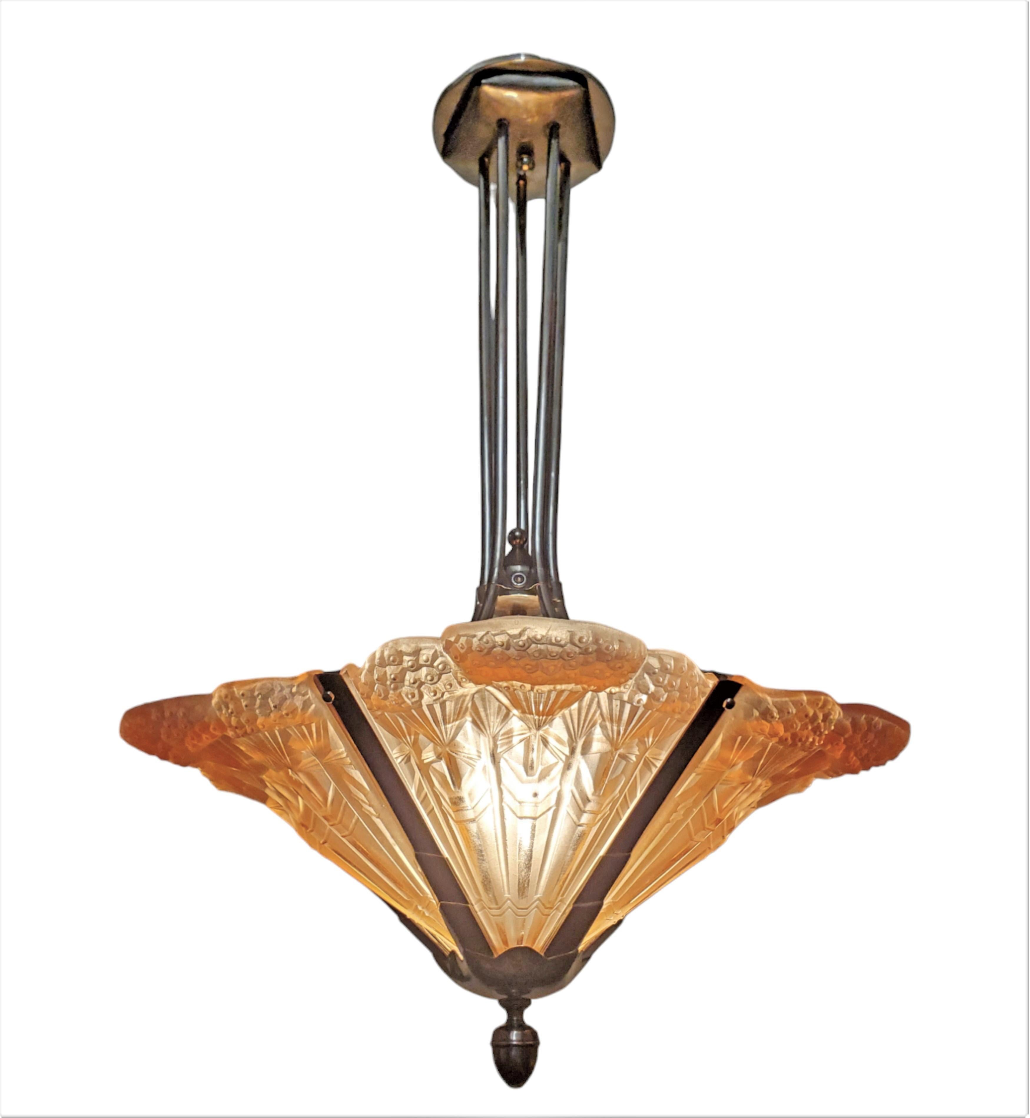 Stunning French Art Deco blossom chandelier signed Noverdy, France depose, in salmon or peach-tinted art glass. Its distinctive design comprises five  large 