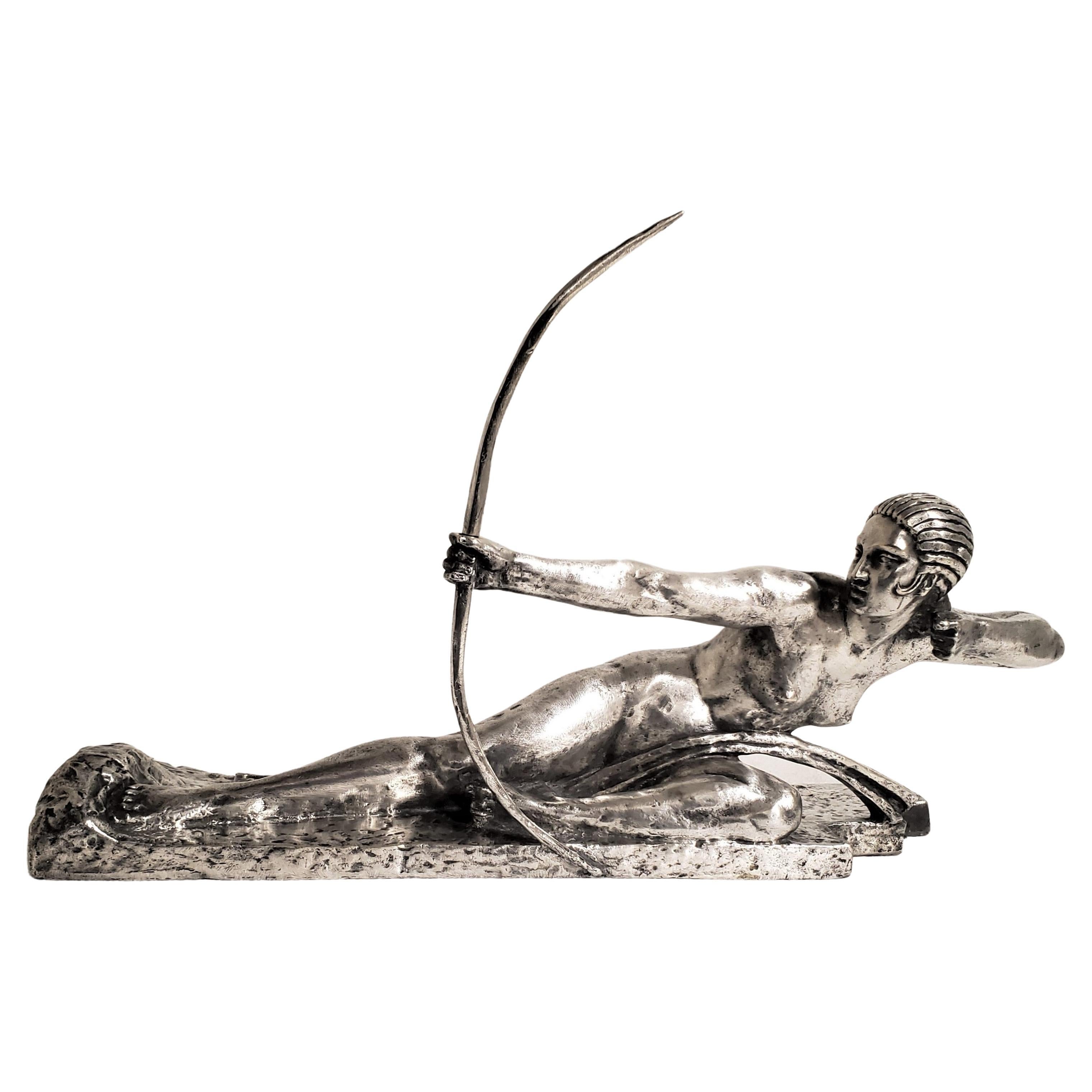 Sculpture en bronze argenté représentant une femme Andretics, nue et avec un arc, signée par l'artiste Marcel-André Bouraine, fondue par Susse Frères dans la technique de la cire perdue 