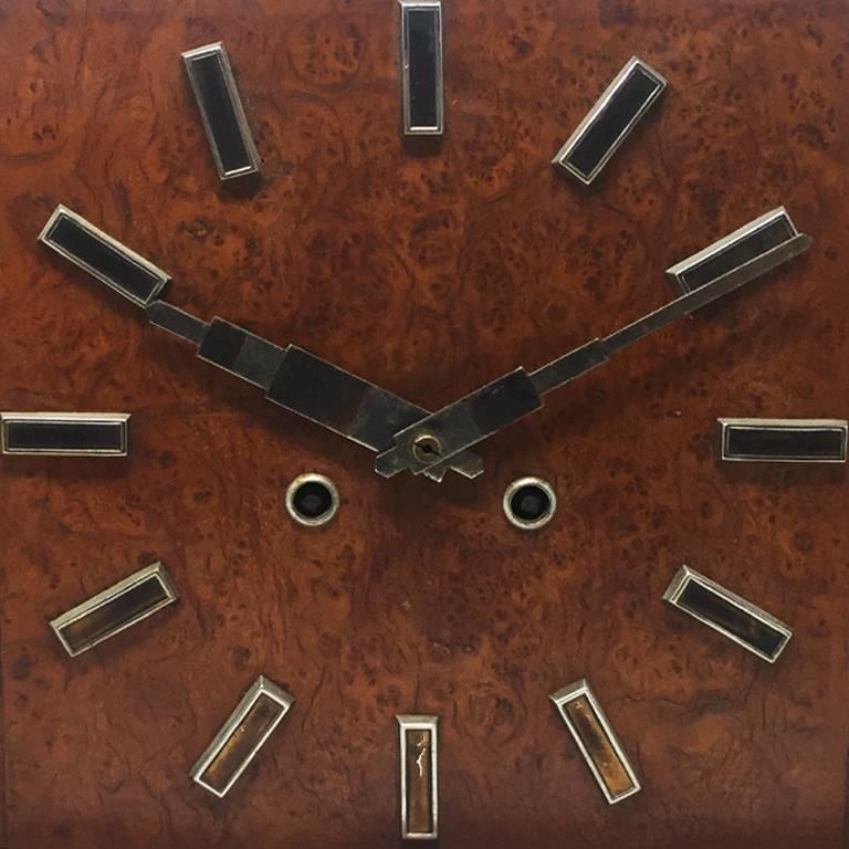 Étonnante horloge de table Art déco française originale en racine de bruyère, 1930. Il fonctionne très bien.