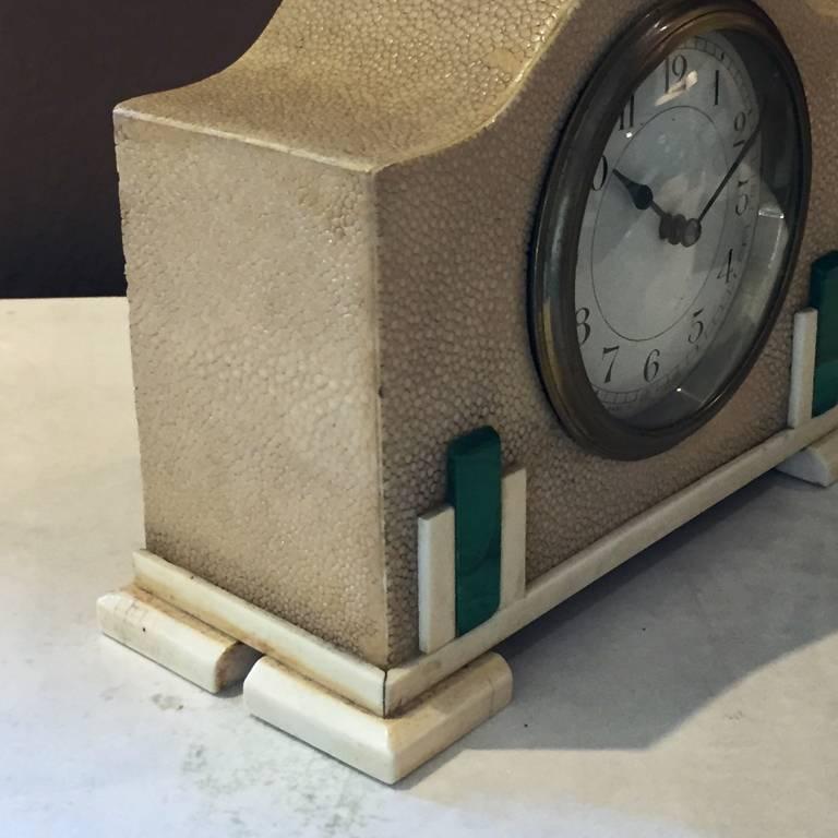 Horloge de table Art déco française d'origine en galuchat et malachite, années 1930 en vente 1