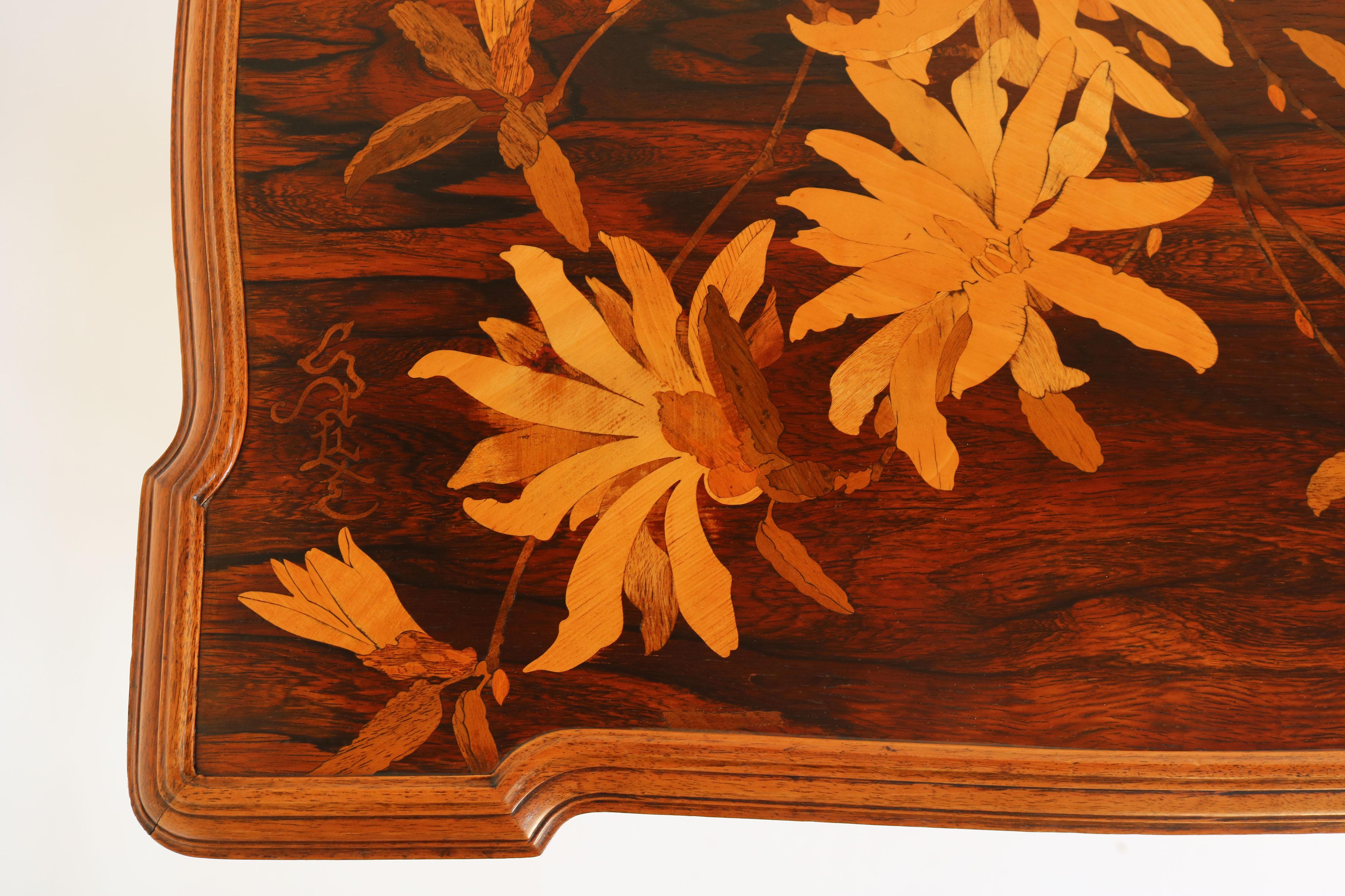 Très rare table d'appoint d'origine Emile Galle ''plate 66 Japonisme'' en style Art Nouveau. 
Cette belle table d'appoint a été créée par Emile Galle en 1900, pendant la période de l'art nouveau. Il présente une marqueterie exquise qui s'inspire du