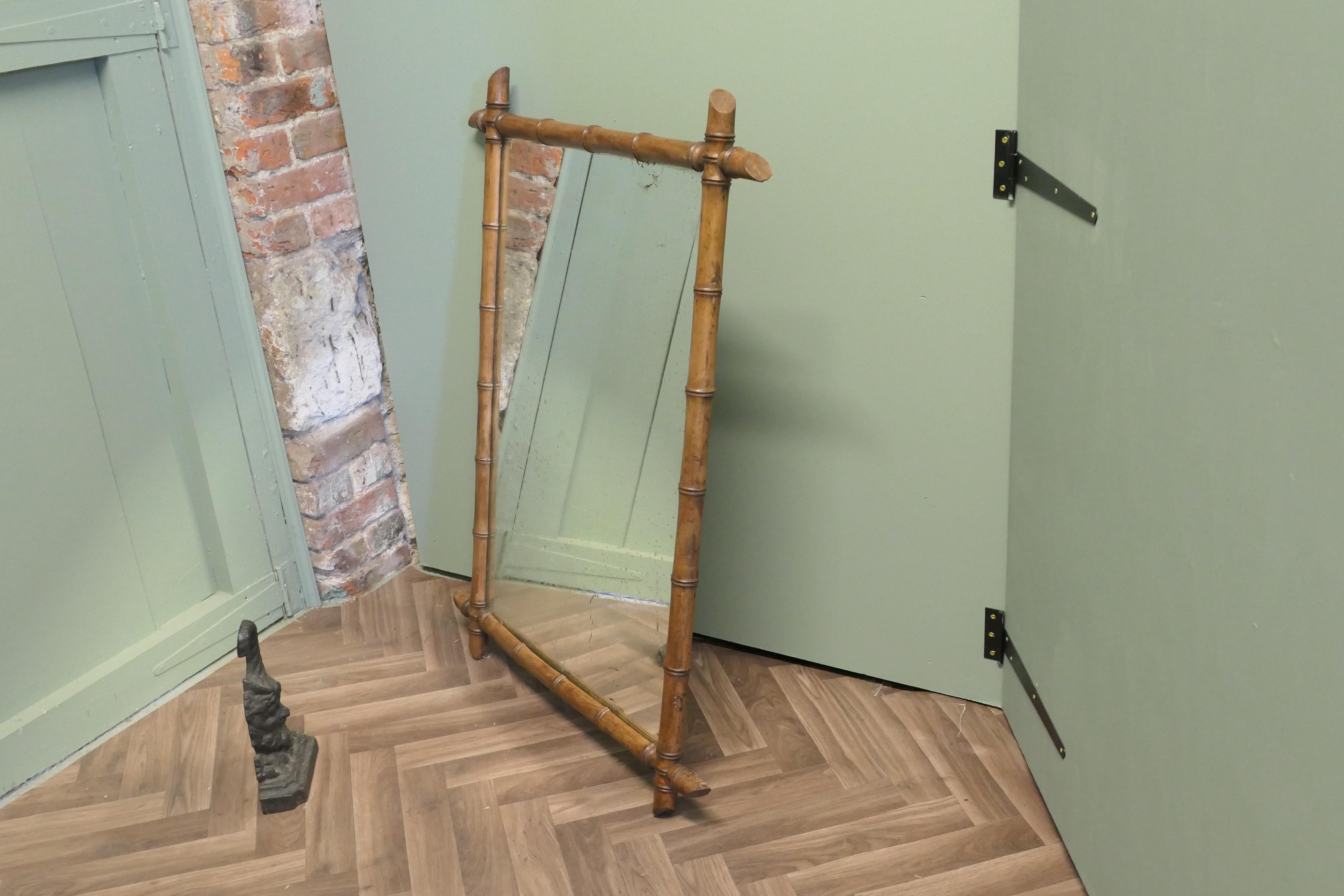 Stile provenzale Specchio da parete originale in bambù francese  Questo è un pezzo molto attraente in vendita