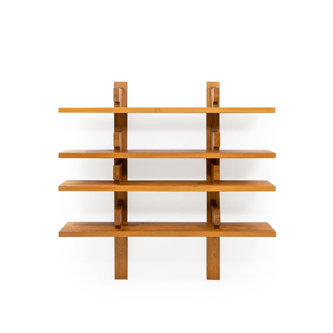 A beautiful, original edition B17 bookshelf designed by Pierre Chapo in French solid elm.

The vintage B17 shelf is a highly sought after piece from the Chapo workshop; it combines ingenious design with a sculptural appearance. 

French elm is