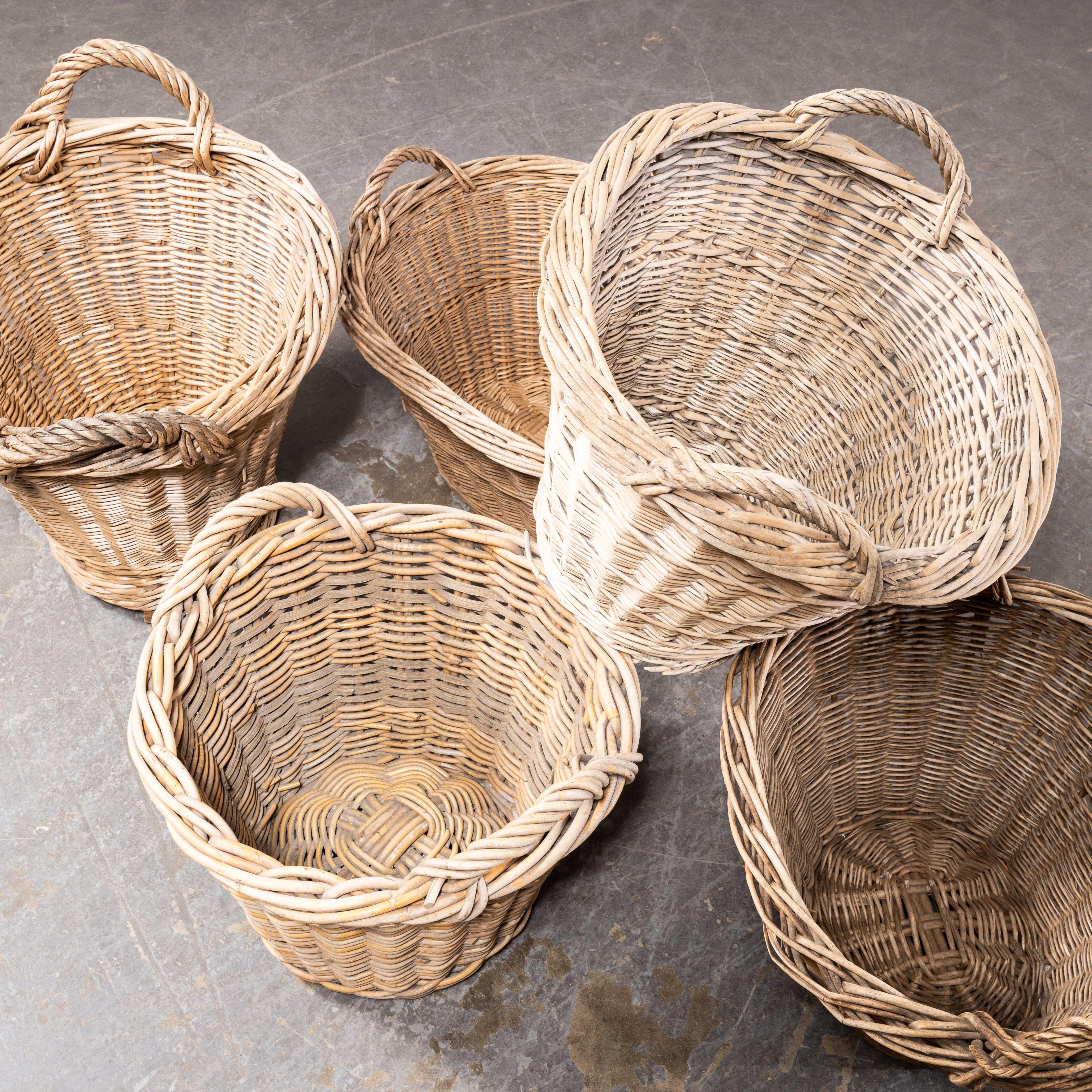 Original französische handgefertigte ovale Weidenkörbe im Angebot 3