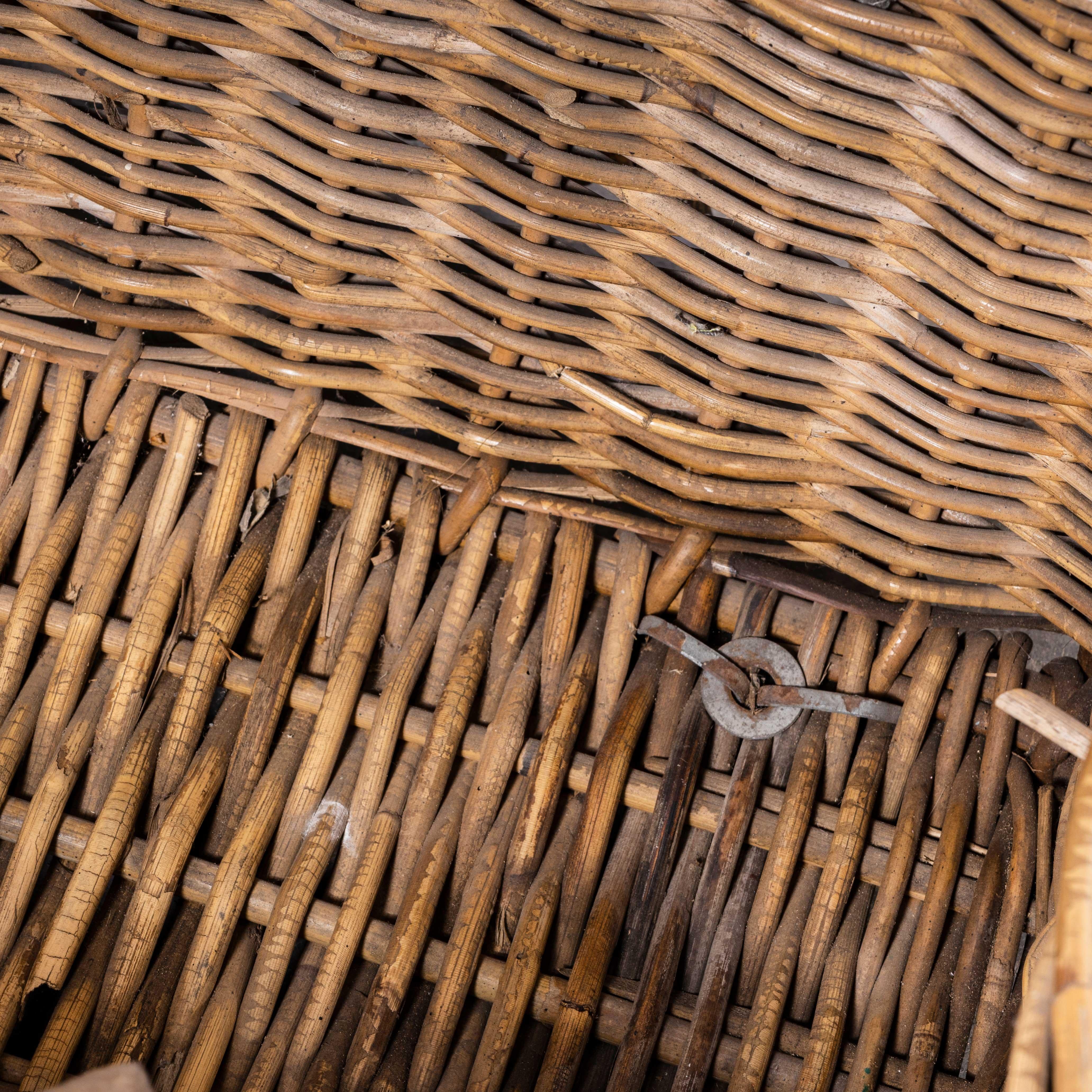 Original French Handmade Willow Hamper In Good Condition In Hook, Hampshire