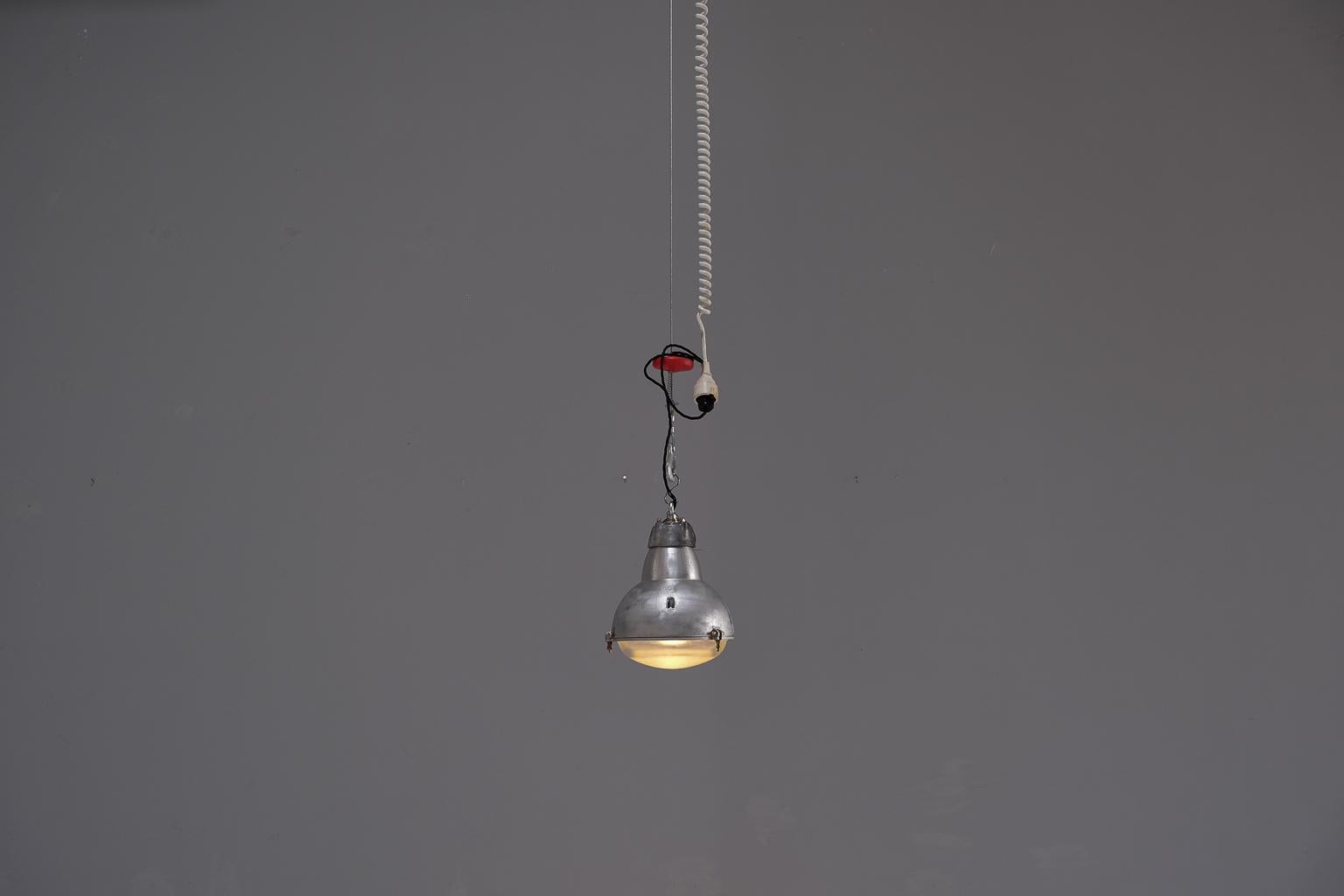 Original, französische Industrielampe, restauriert, ca. 1940/50er Jahre (Industriell) im Angebot