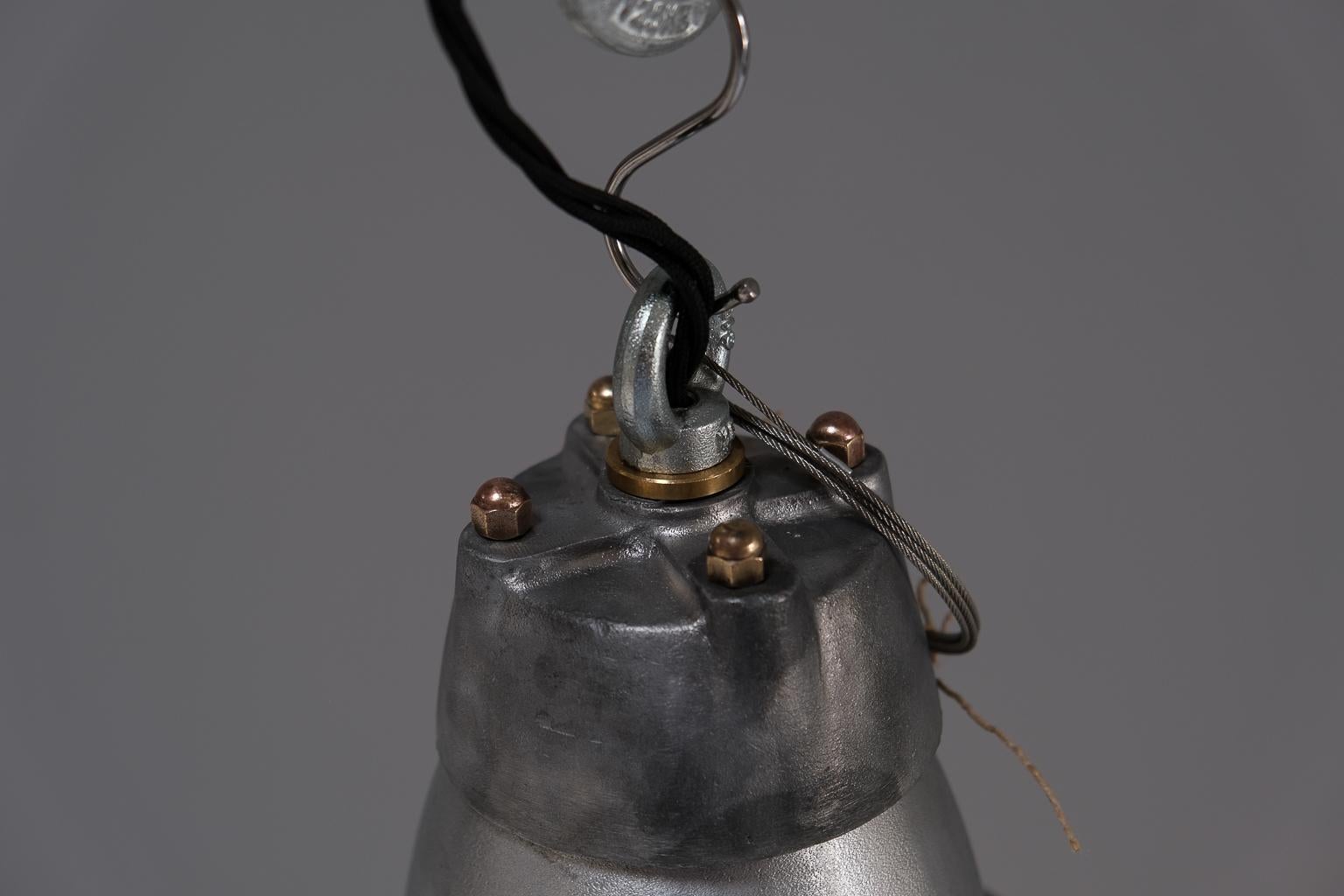 Original, französische Industrielampe, restauriert, ca. 1940/50er Jahre (Französisch) im Angebot