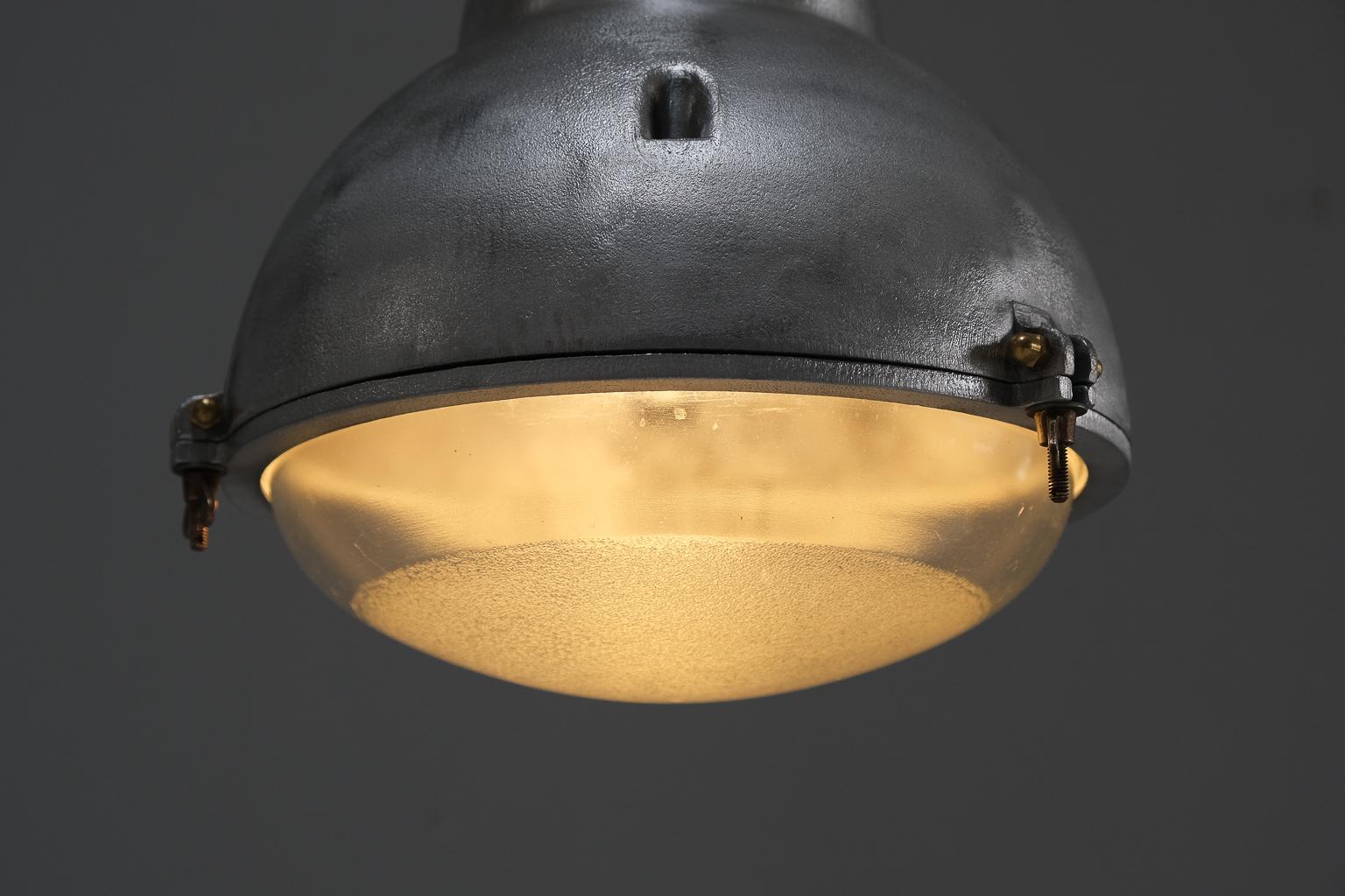 Original, französische Industrielampe, restauriert, ca. 1940/50er Jahre (Aluminium) im Angebot