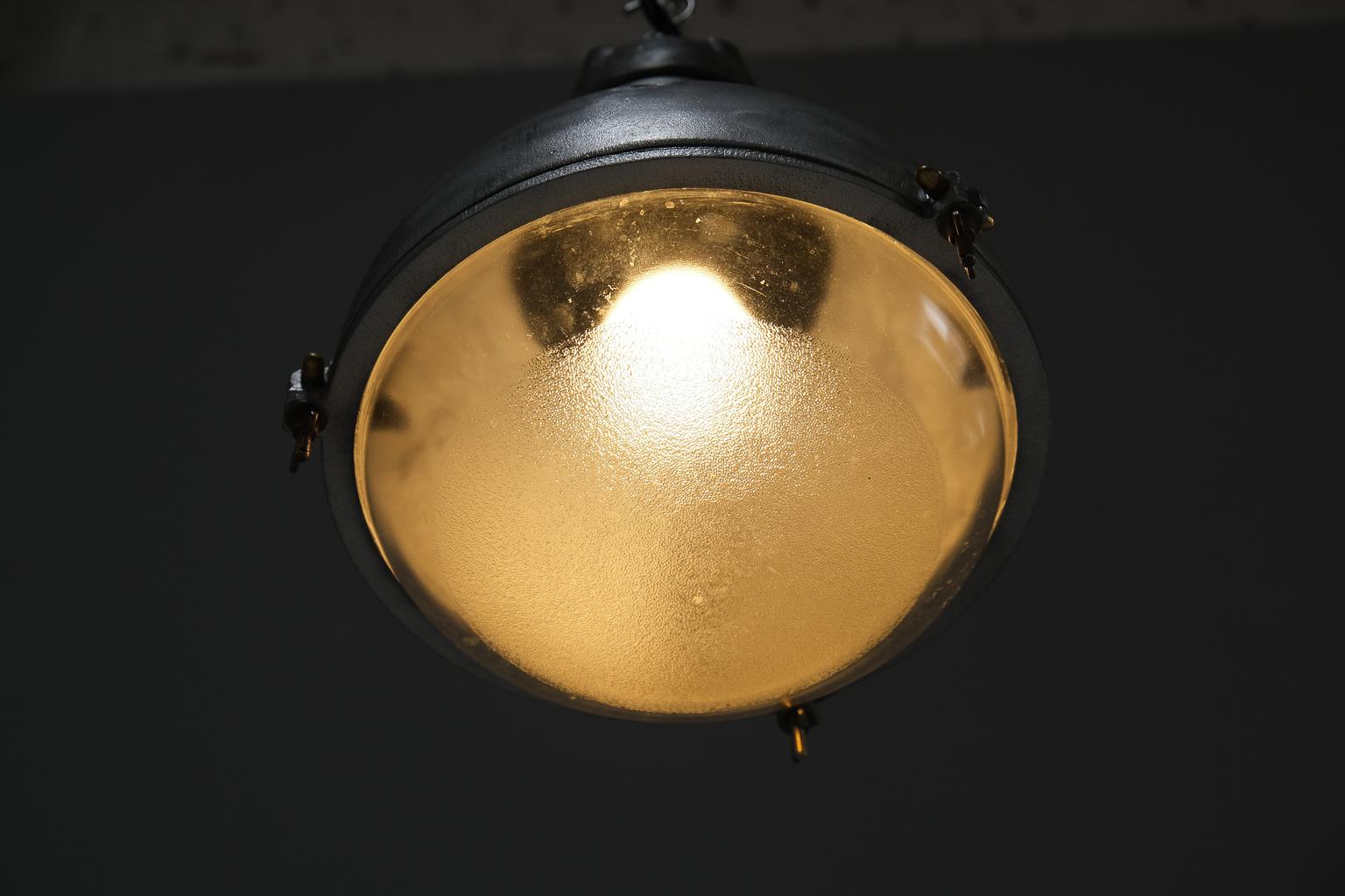 Original, französische Industrielampe, restauriert, ca. 1940/50er Jahre im Angebot 1