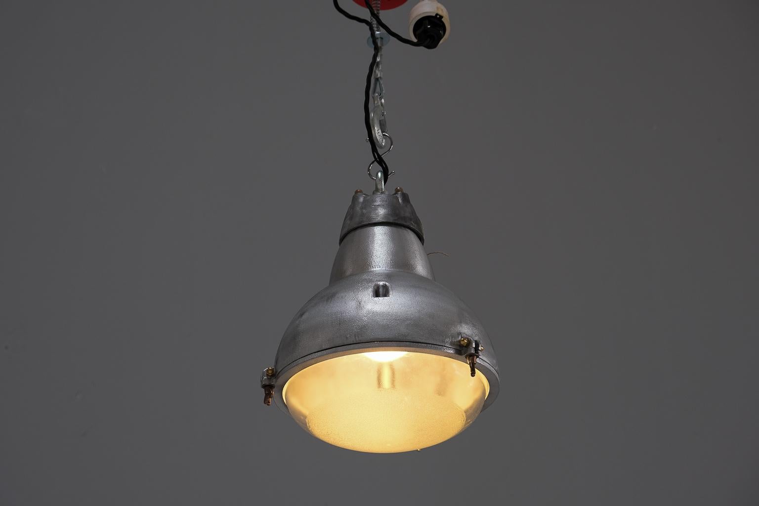 Original, französische Industrielampe, restauriert, ca. 1940/50er Jahre im Angebot 2