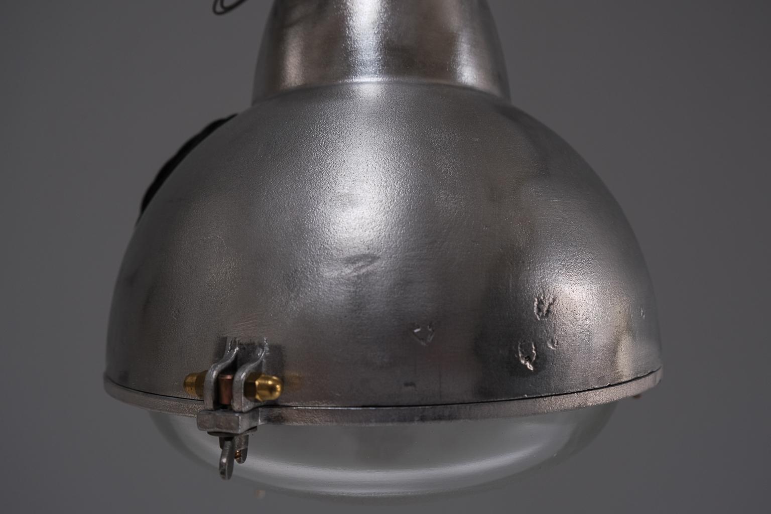 Original, französische Industrieleuchte, restauriert, ca. 1940/50er Jahre im Angebot 3
