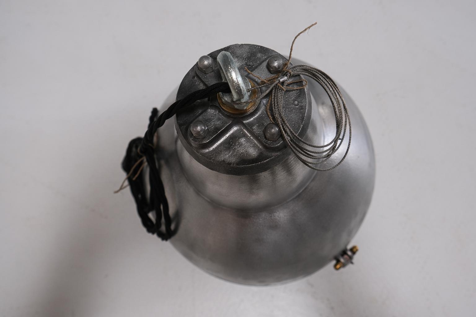 Original, französische Industrieleuchte, restauriert, ca. 1940/50er Jahre im Angebot 4
