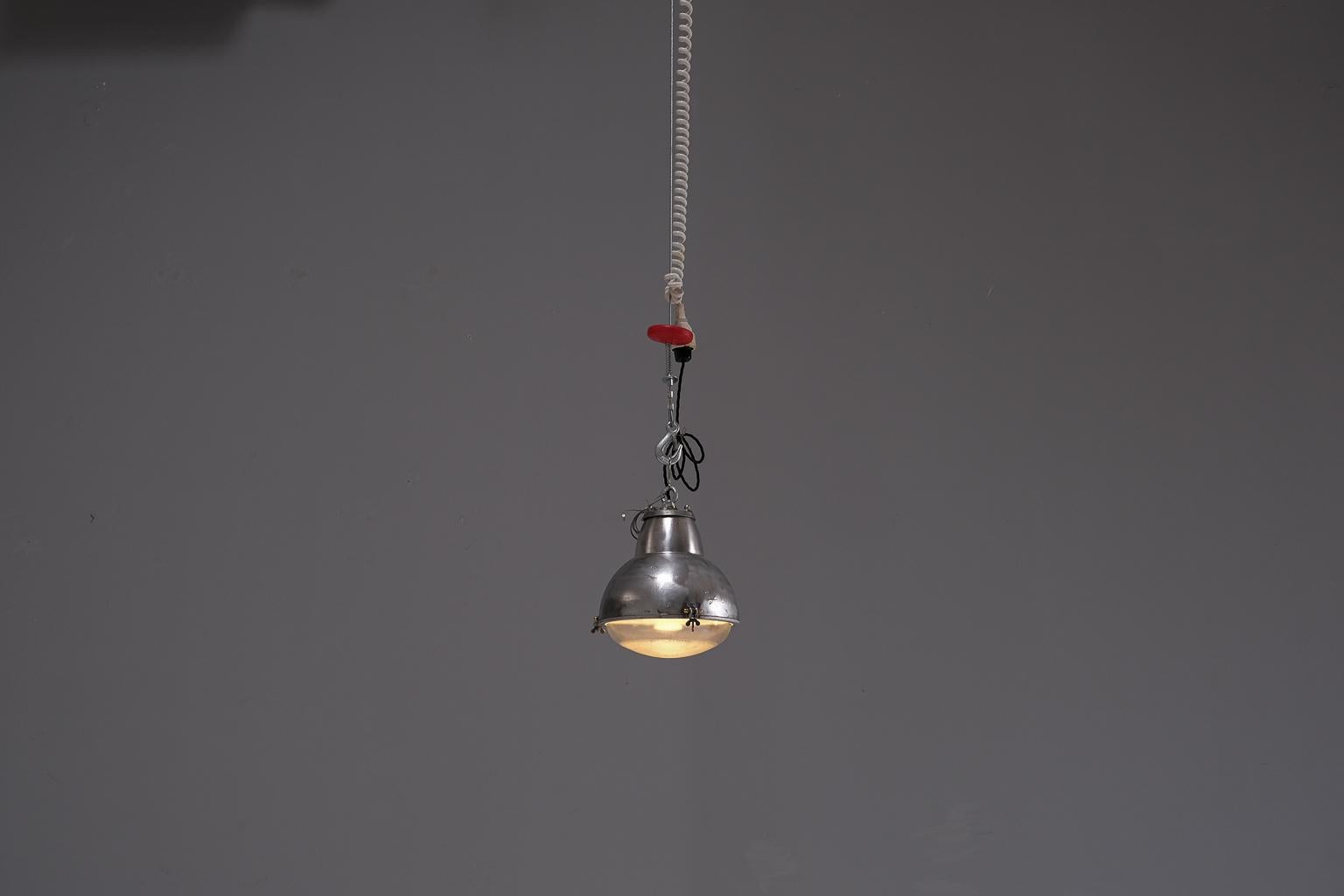 Original, französische Industrieleuchte, restauriert, ca. 1940/50er Jahre (Industriell) im Angebot