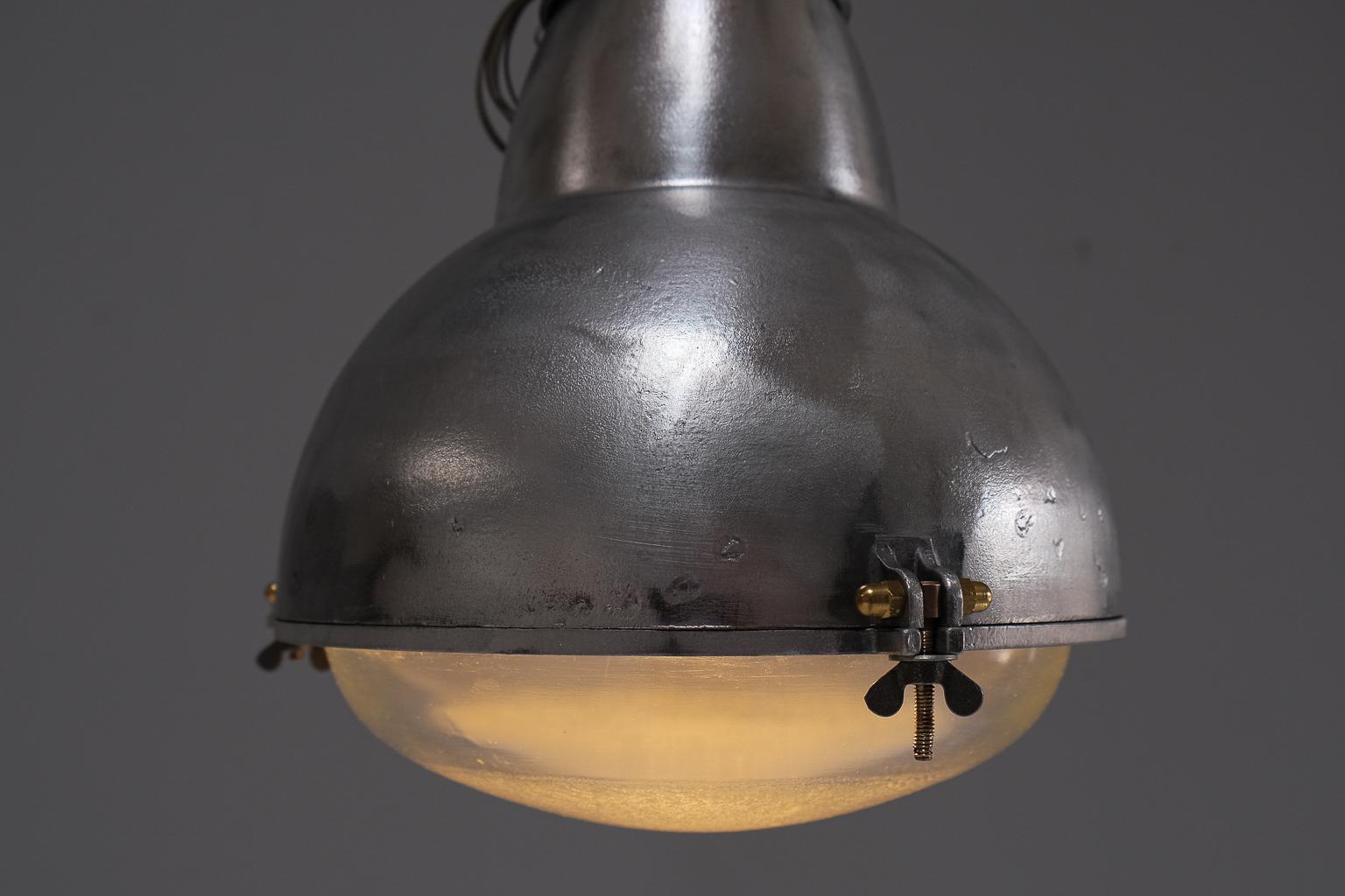 Original, französische Industrieleuchte, restauriert, ca. 1940/50er Jahre (Französisch) im Angebot