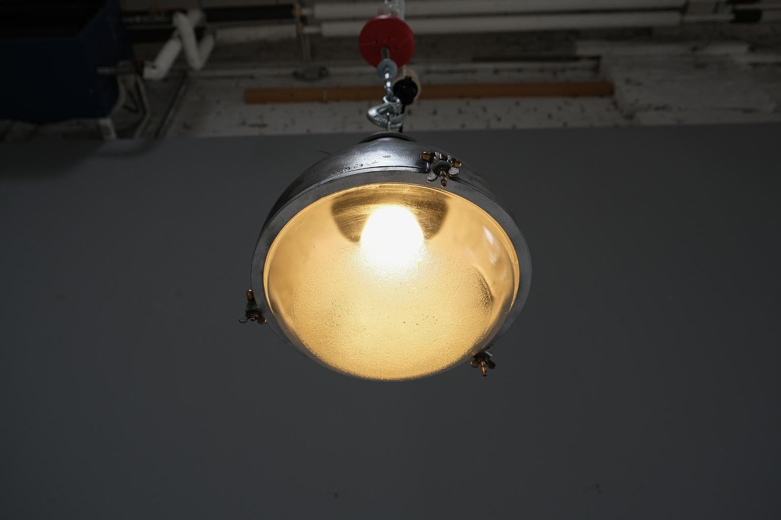 Original, französische Industrieleuchte, restauriert, ca. 1940/50er Jahre im Zustand „Gut“ im Angebot in Frankfurt am Main, DE