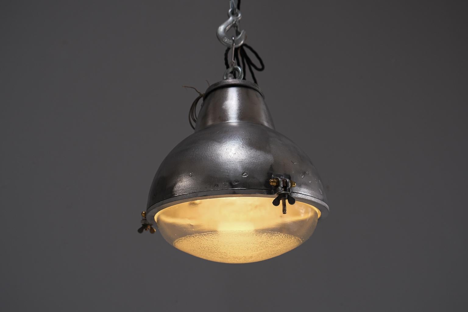 Original, französische Industrieleuchte, restauriert, ca. 1940/50er Jahre (20. Jahrhundert) im Angebot