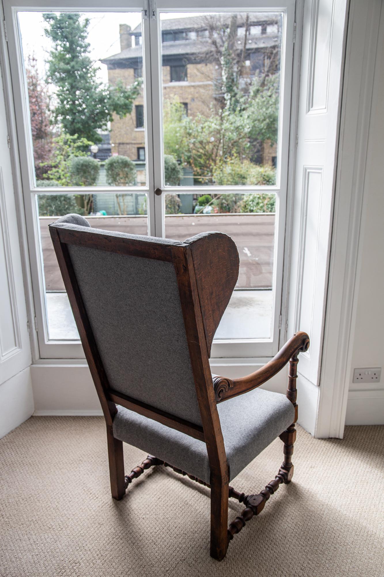 Original fauteuil à oreilles en noyer de style Louis XIV, XVIIIe siècle en vente 2