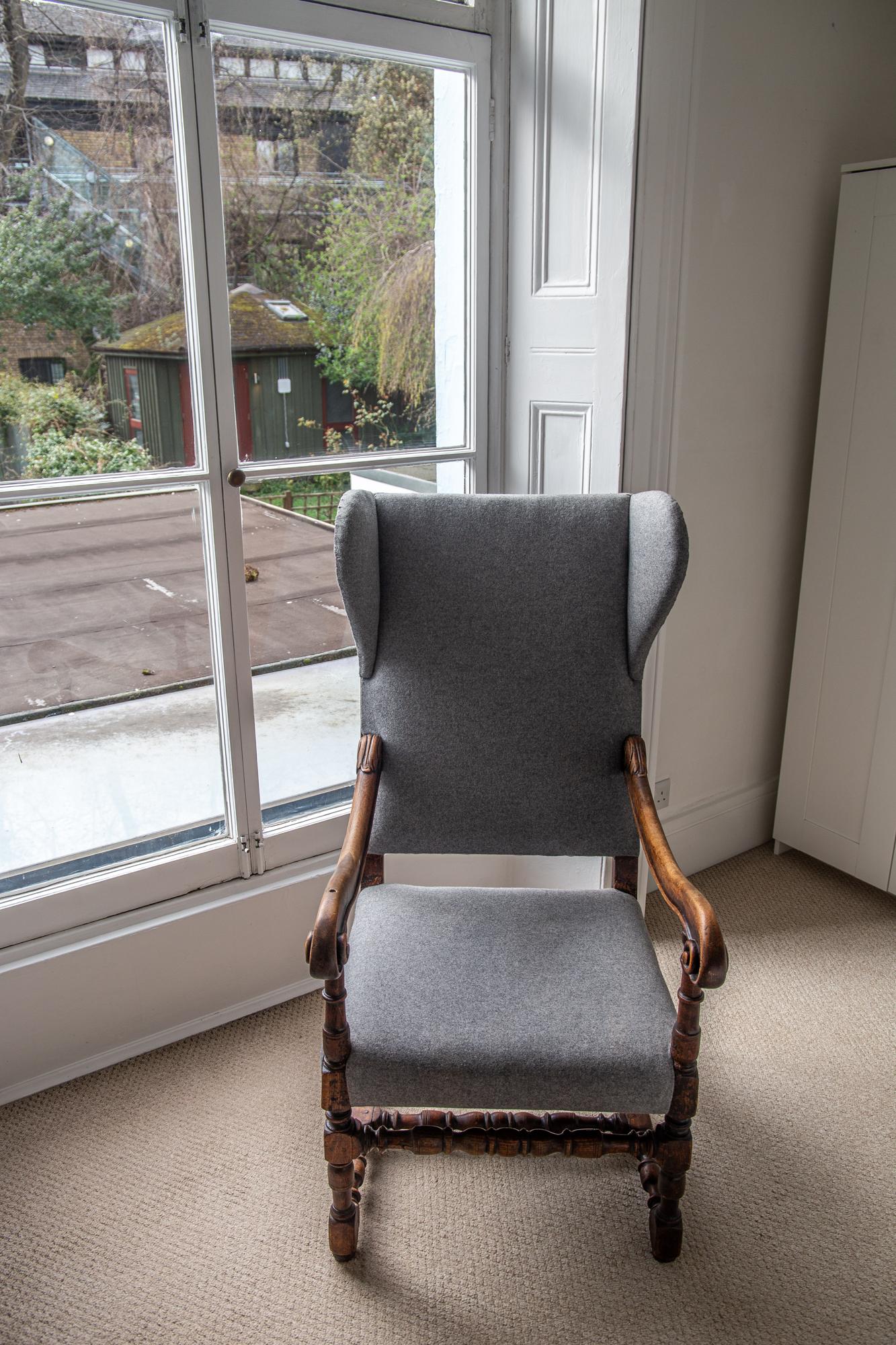 Original fauteuil à oreilles en noyer de style Louis XIV, XVIIIe siècle Bon état - En vente à London, GB