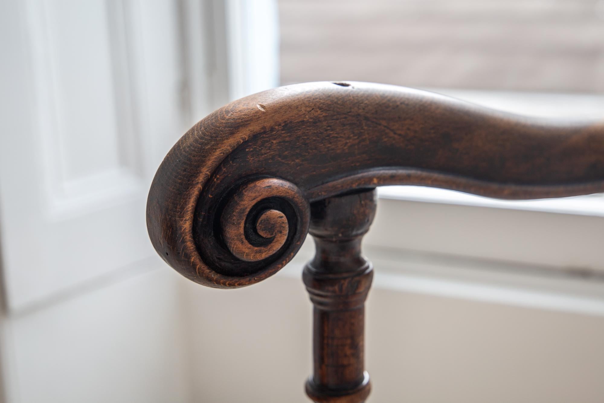 XVIIIe siècle et antérieur Original fauteuil à oreilles en noyer de style Louis XIV, XVIIIe siècle en vente