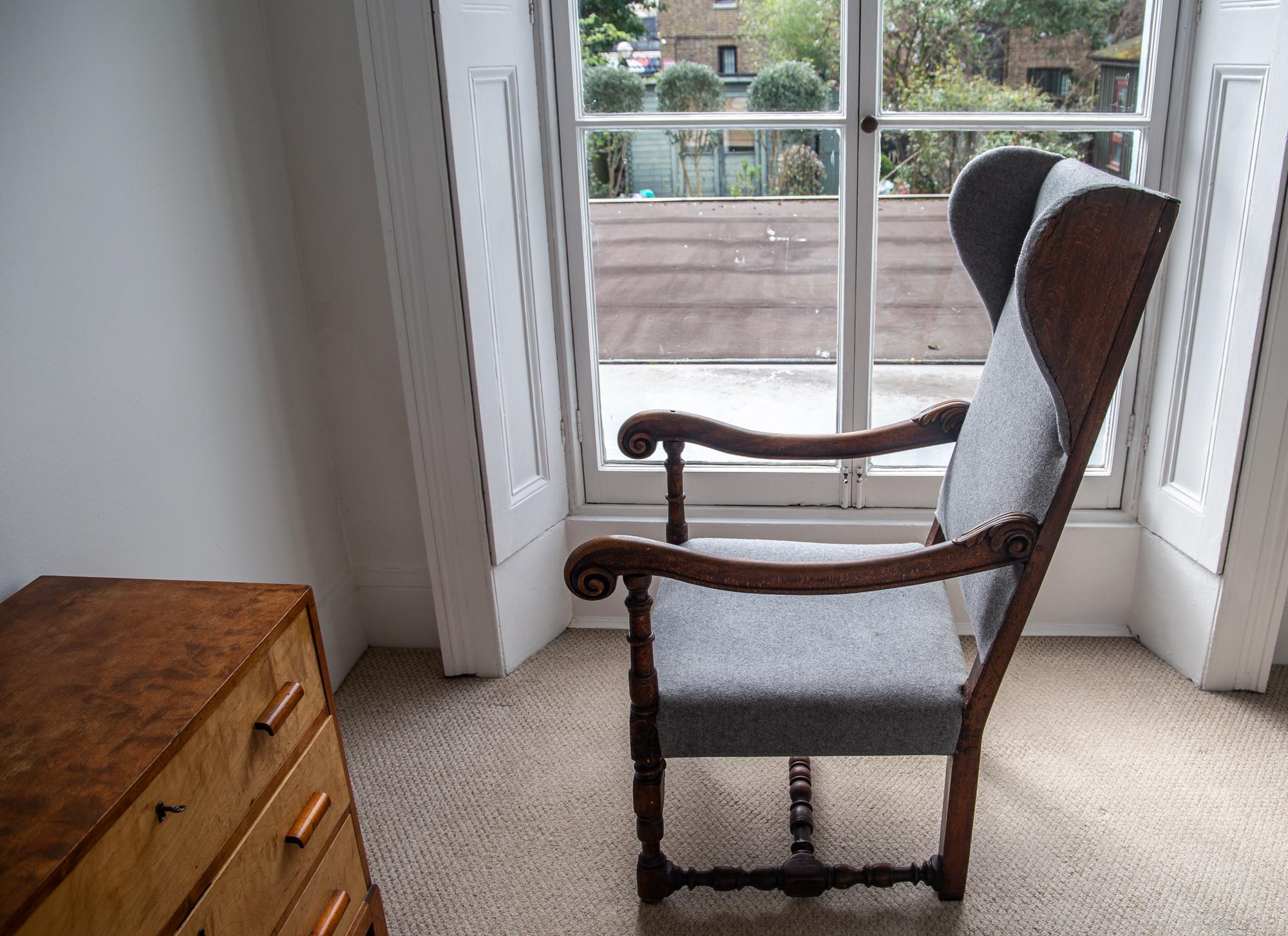 Original fauteuil à oreilles en noyer de style Louis XIV, XVIIIe siècle en vente 3