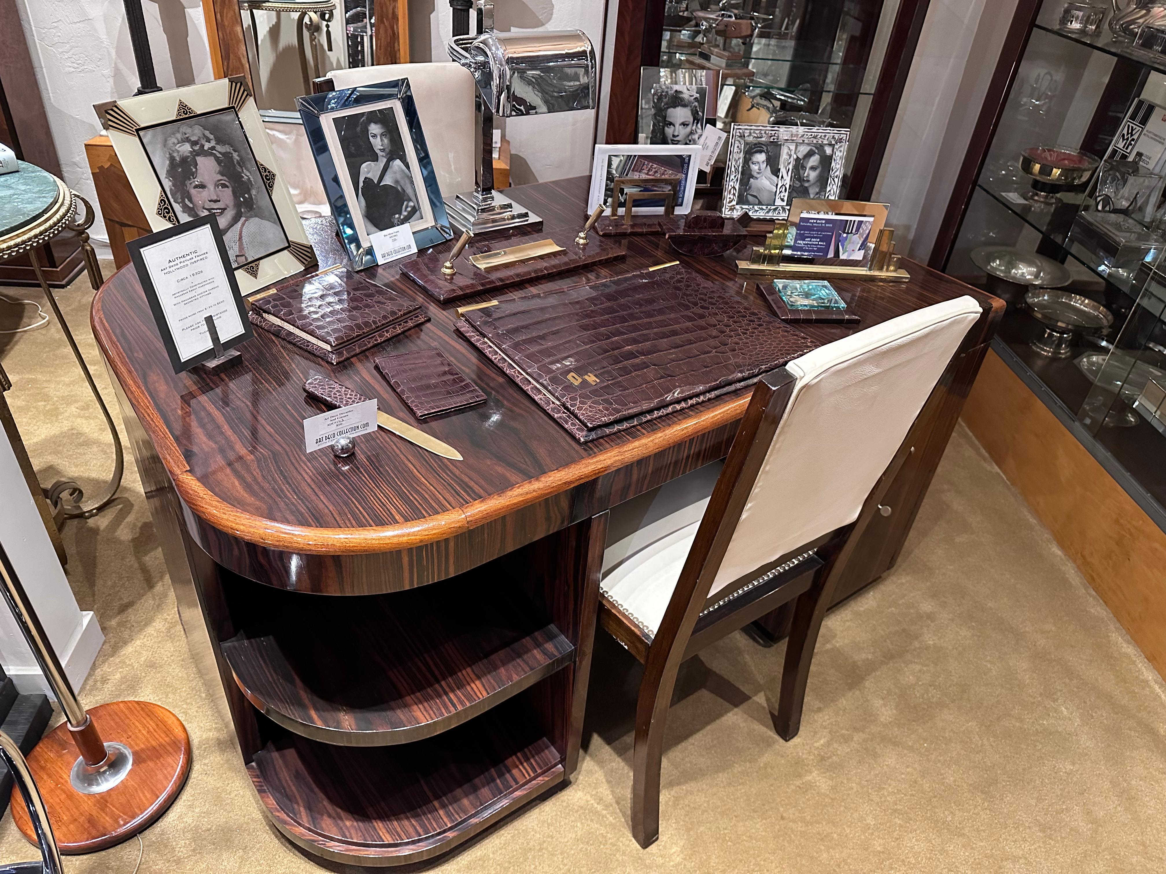 Originaler französischer Art-Déco-Schreibtisch aus spektakulärem Makassar-Holz in Buch-Optik. Diese hochwertigen, stromlinienförmigen, klassischen Schreibtische sind nicht oft zu finden. Dieser hier hat alles. Tolle Schubladen, Originalschlüssel,