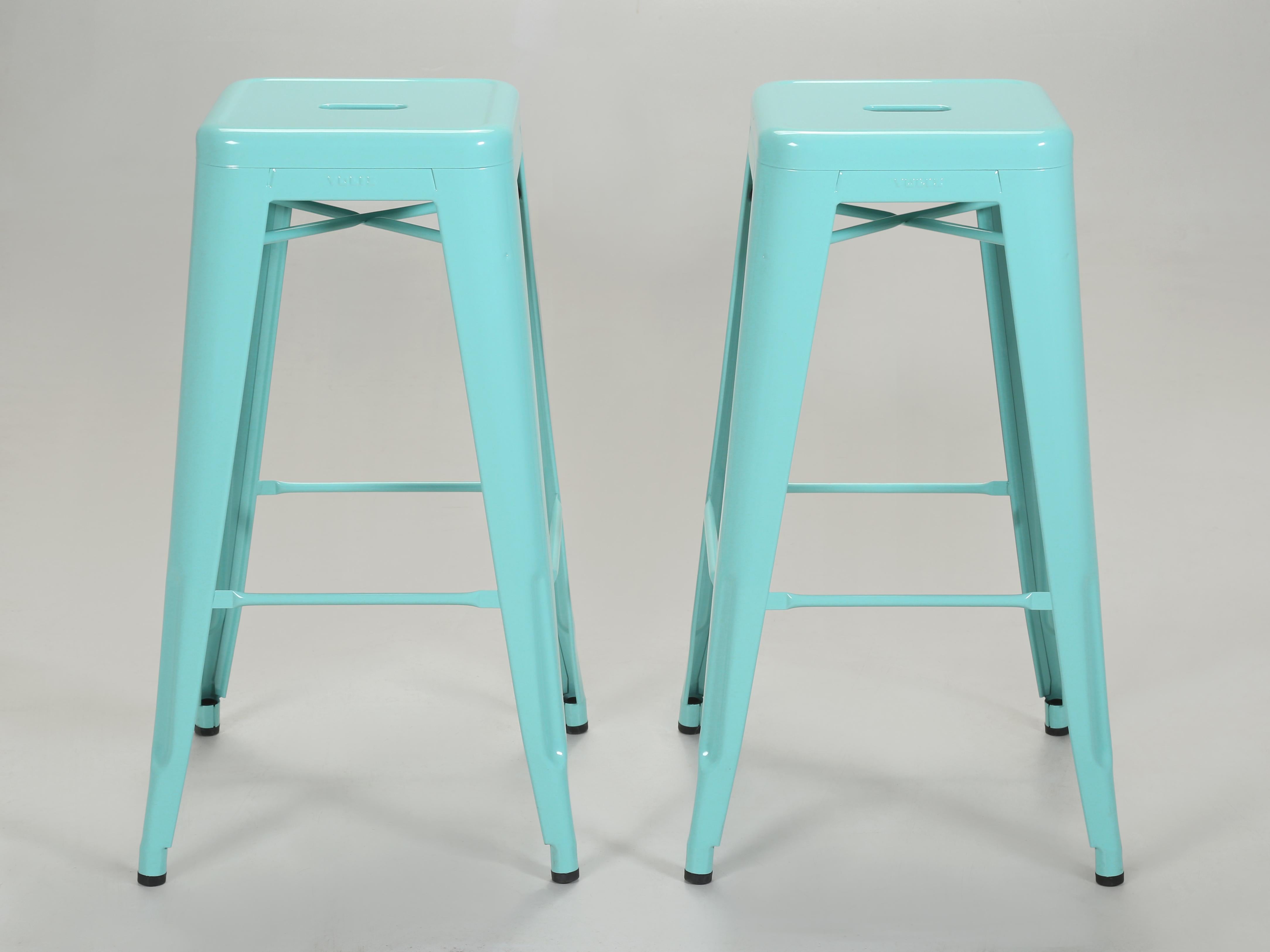 Juego de 2 taburetes de bar Tolix originales de fabricación francesa, de acero recubierto de polvo azul cian H75. Color: RAL 6027. Este par de taburetes de bar Tolix han estado en un almacén local durante más de 10 años y, aunque ahora están