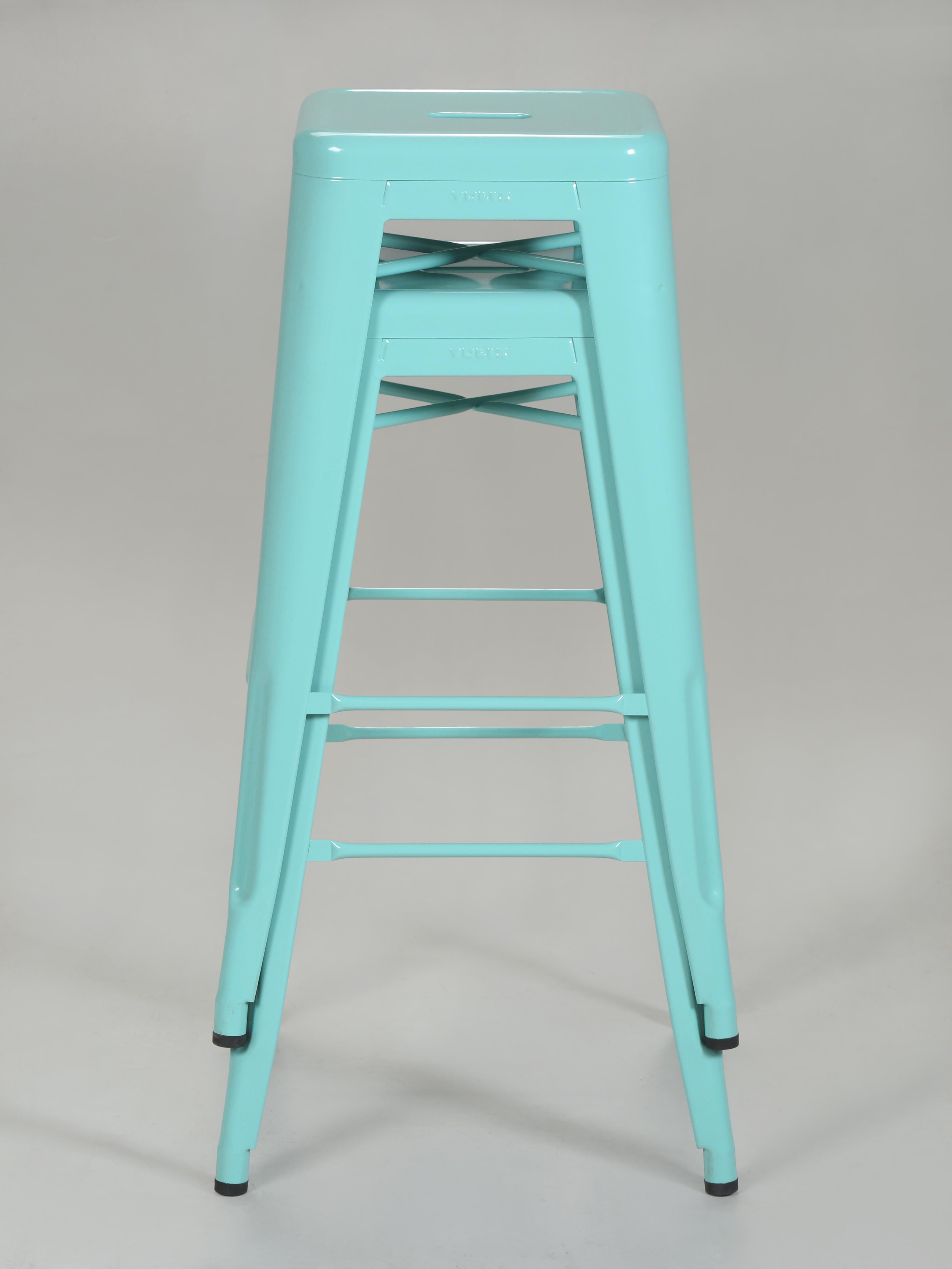 Taburetes de bar originales franceses Tolix de acero recubierto de polvo azul cian - Juego de (2) Moderno en venta