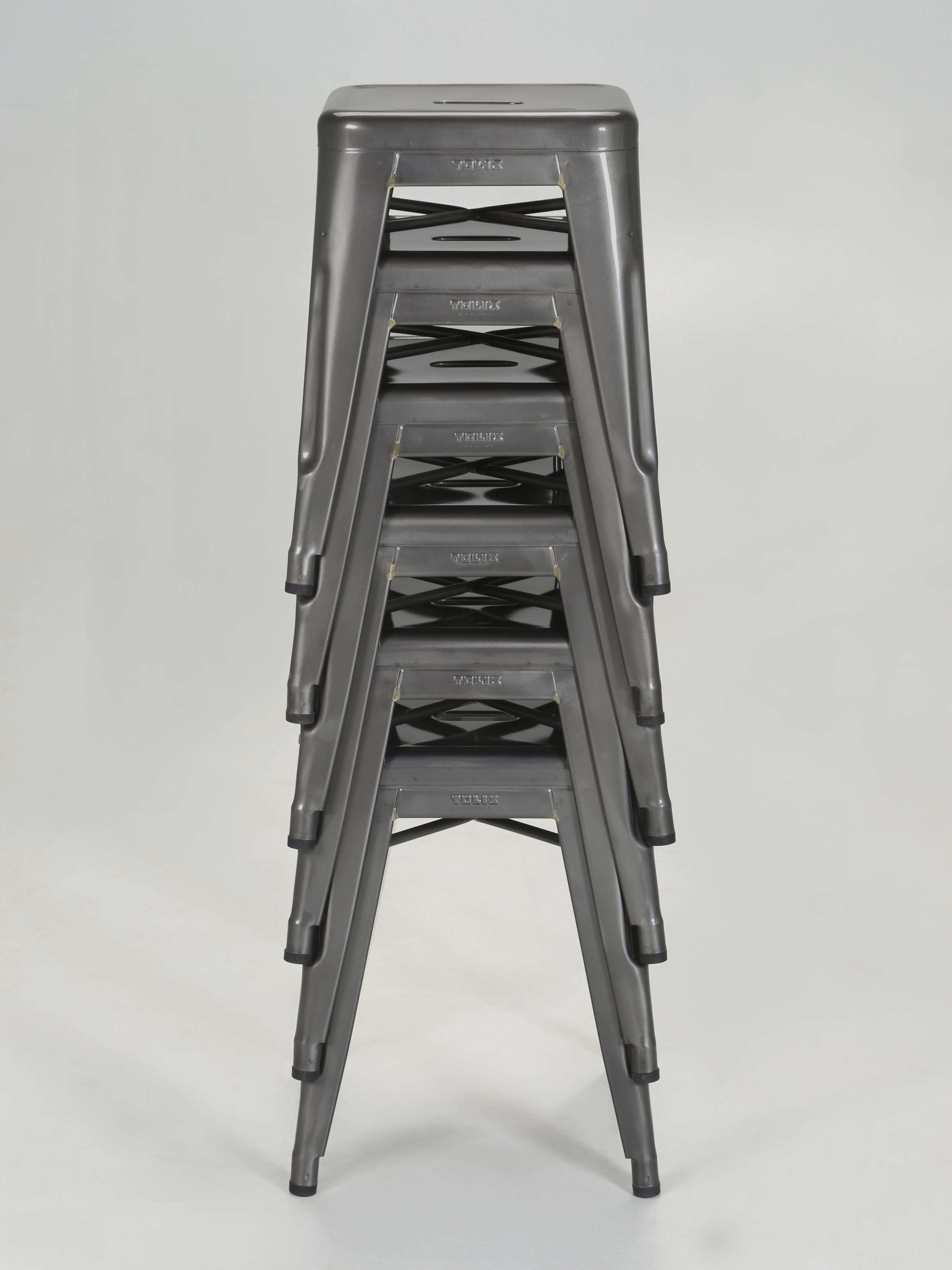 Original französische Tolix Stapelhocker aus geschweißtem Stahl, glänzend, dunkelgrau - Satz von (6) (Industriell) im Angebot