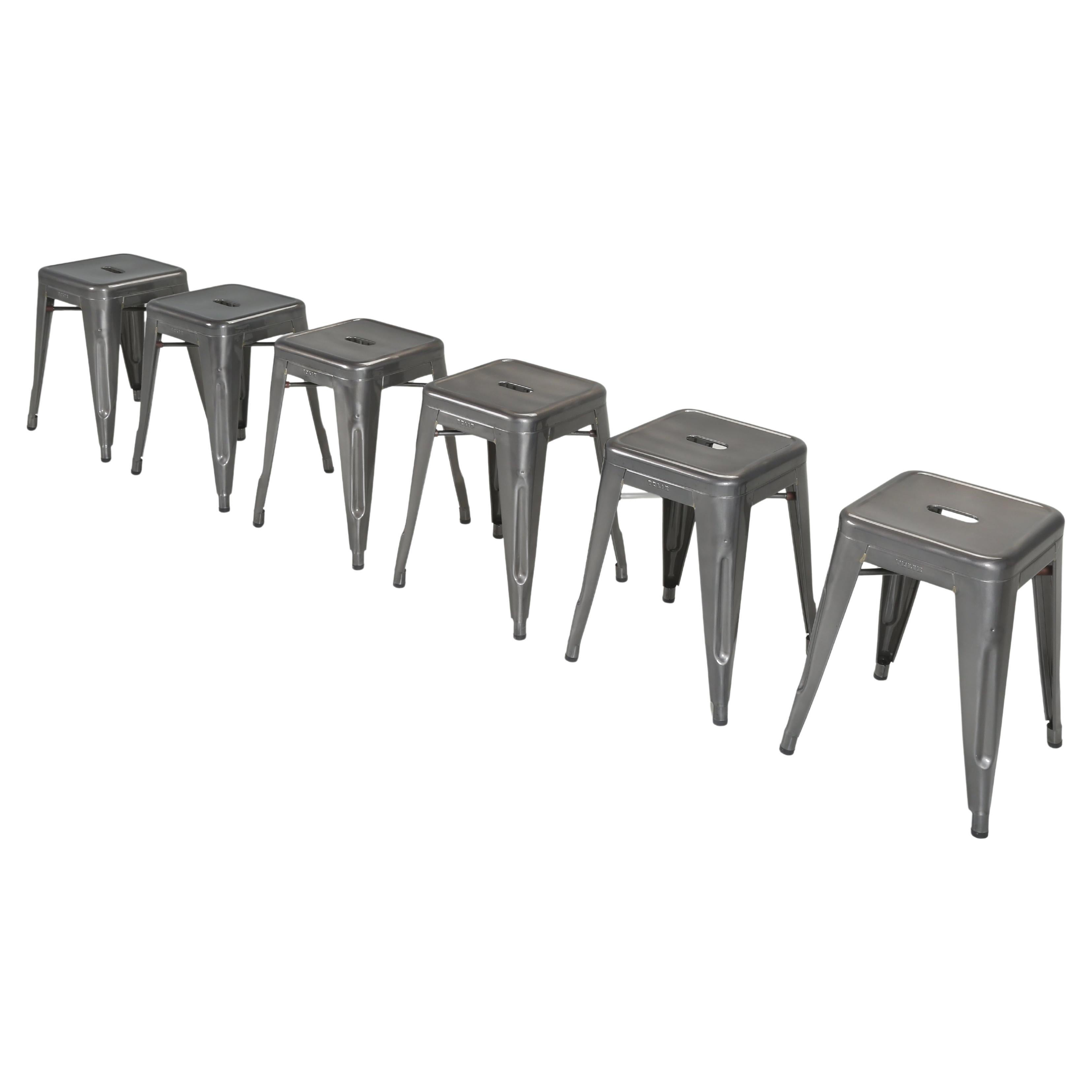 Original französische Tolix Stapelhocker aus geschweißtem Stahl, glänzend, dunkelgrau - Satz von (6) im Angebot