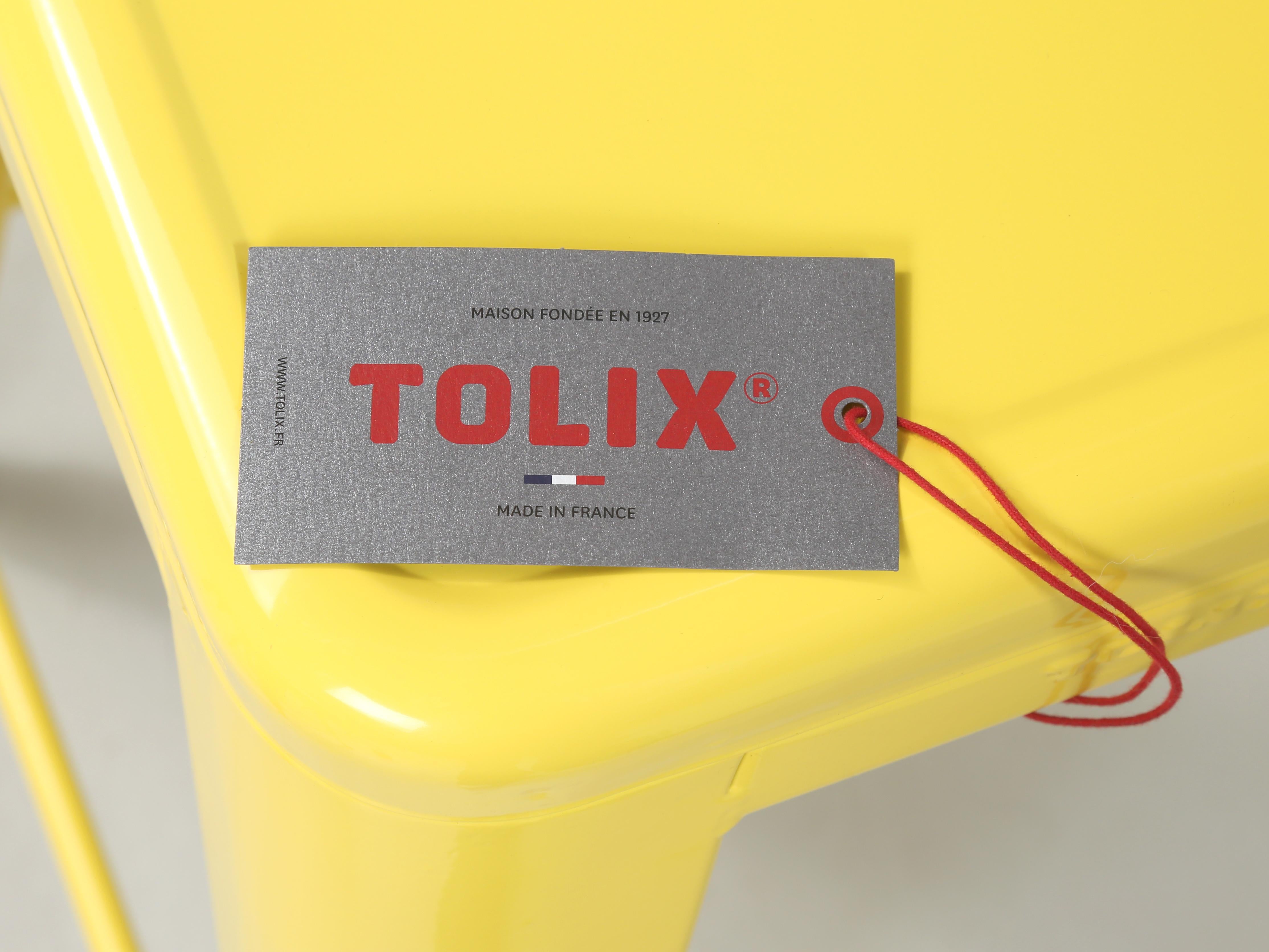 Tabourets de comptoir empilables Tolix français en acier jaune citron - Ensemble de (4) nouveaux en vente 2