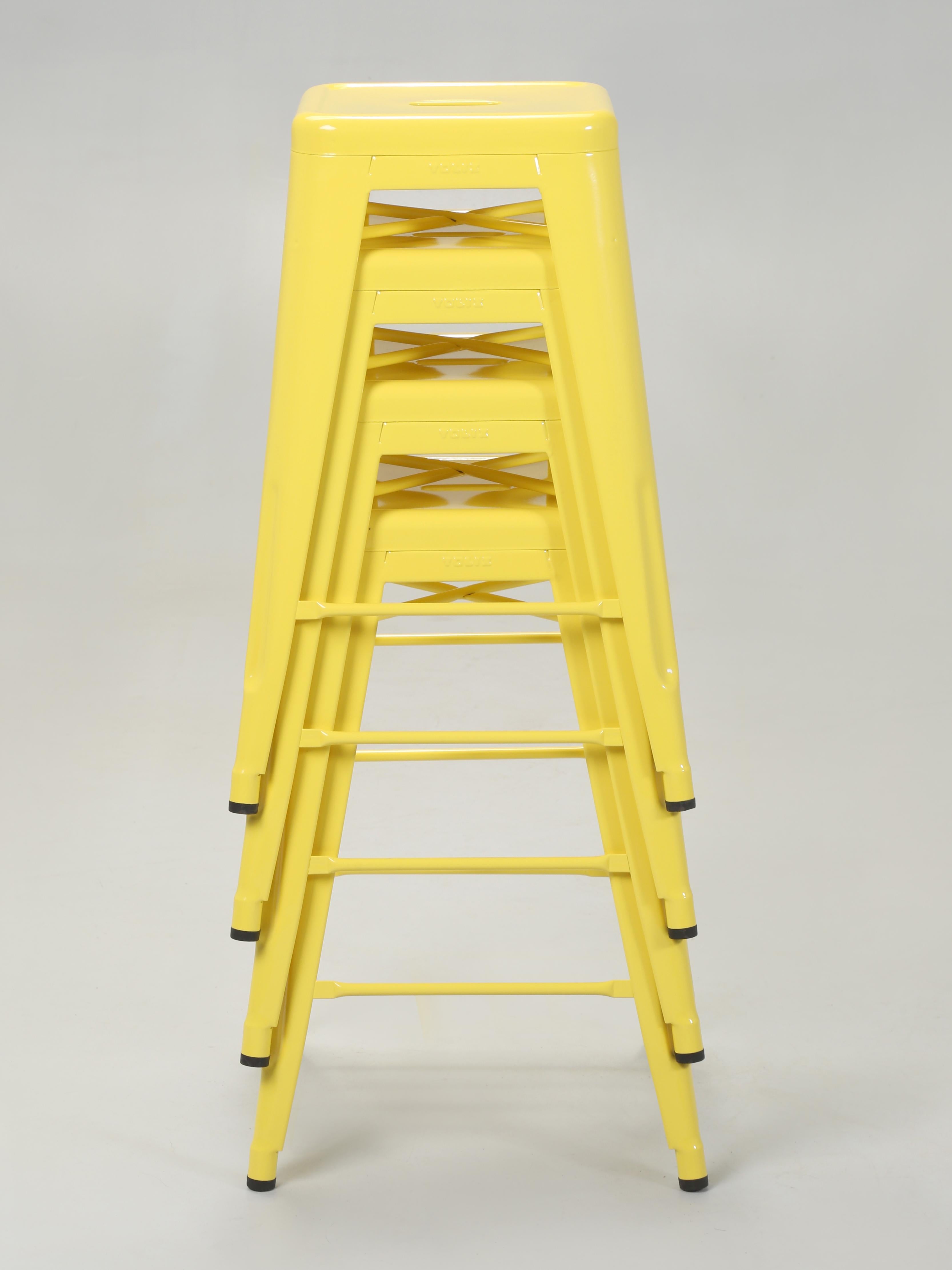 Industriel Tabourets de comptoir empilables Tolix français en acier jaune citron - Ensemble de (4) nouveaux en vente
