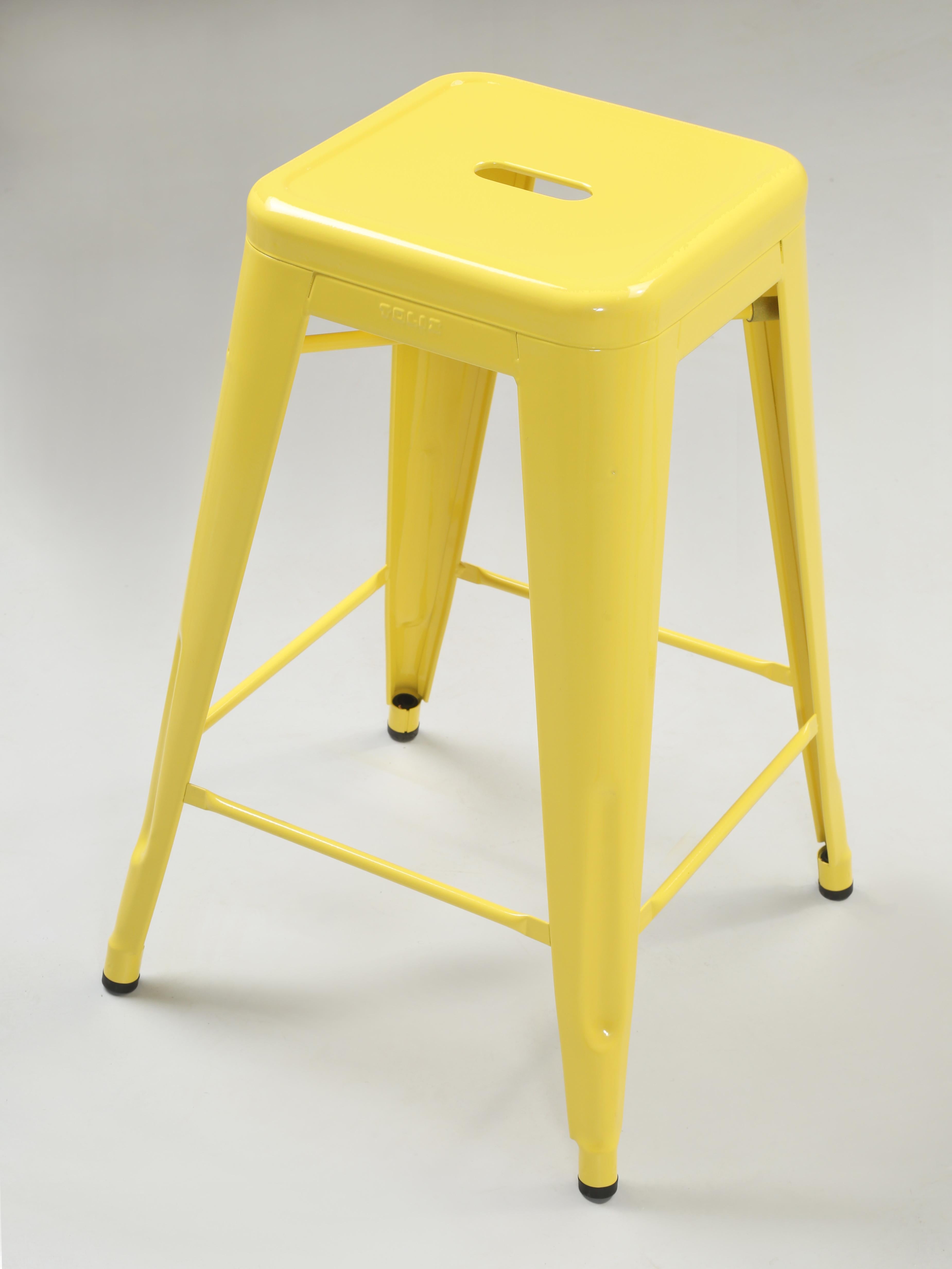 Français Tabourets de comptoir empilables Tolix français en acier jaune citron - Ensemble de (4) nouveaux en vente