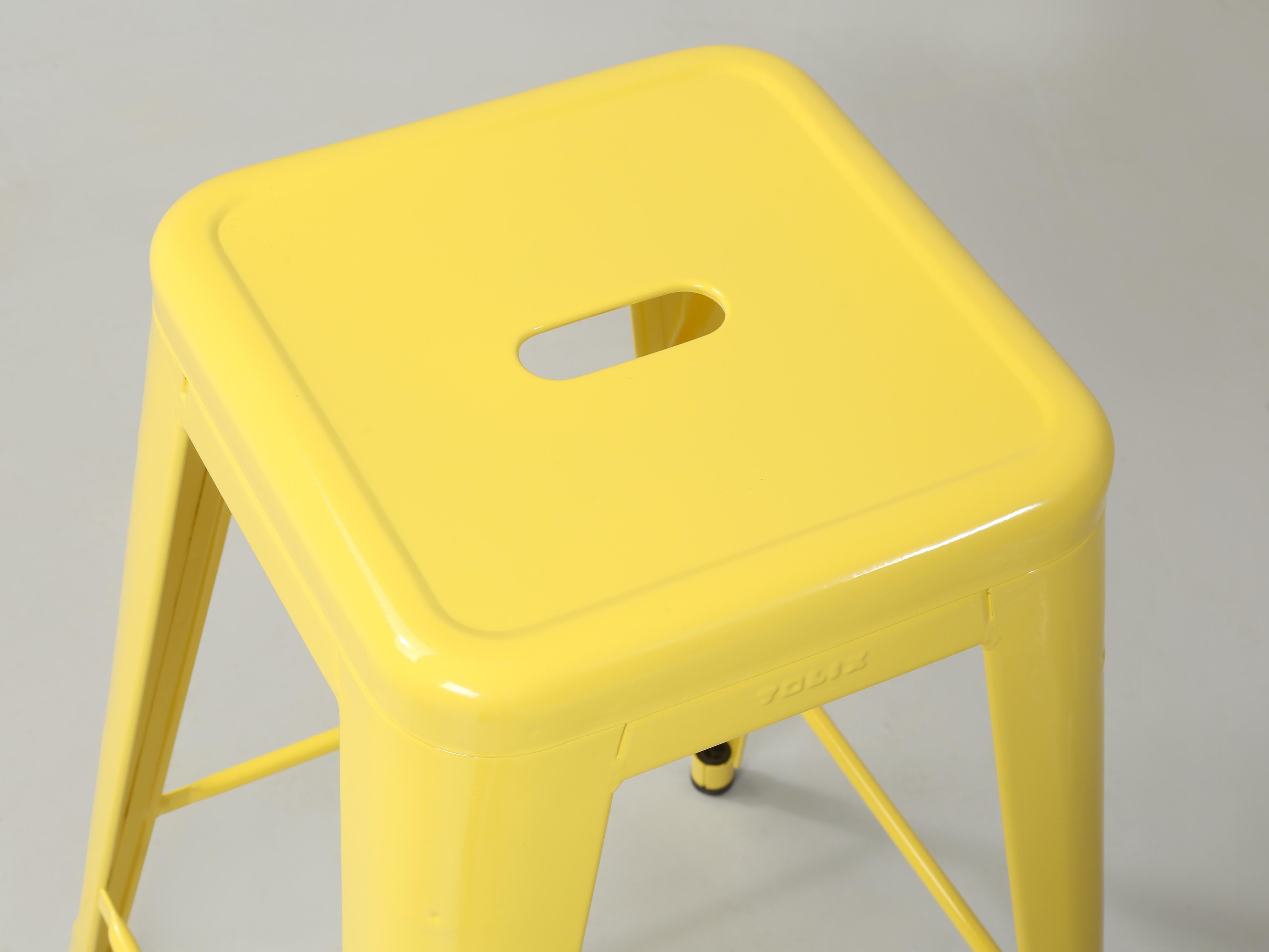 Soudé Tabourets de comptoir empilables Tolix français en acier jaune citron - Ensemble de (4) nouveaux en vente
