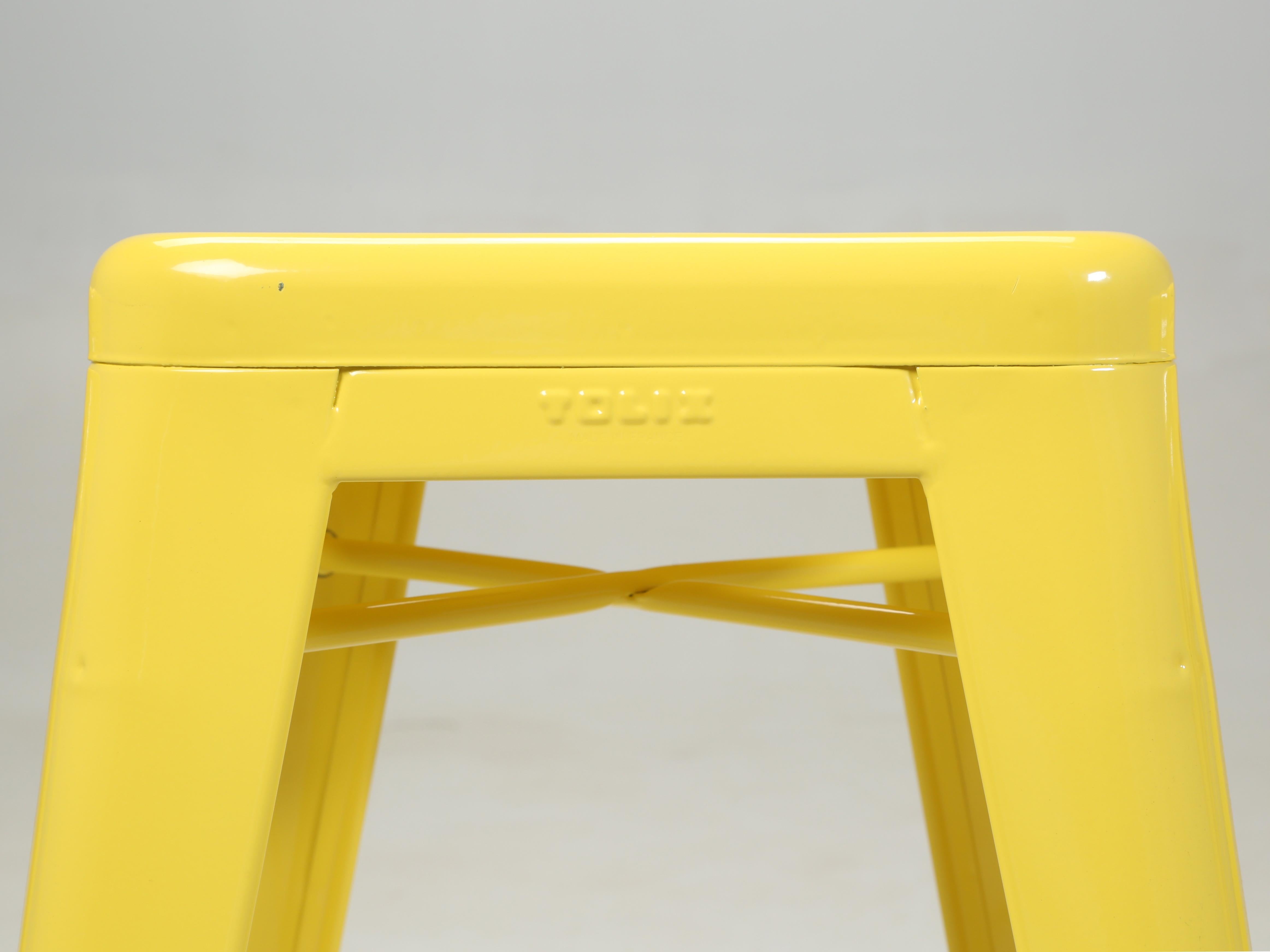 Tabourets de comptoir empilables Tolix français en acier jaune citron - Ensemble de (4) nouveaux Bon état - En vente à Chicago, IL