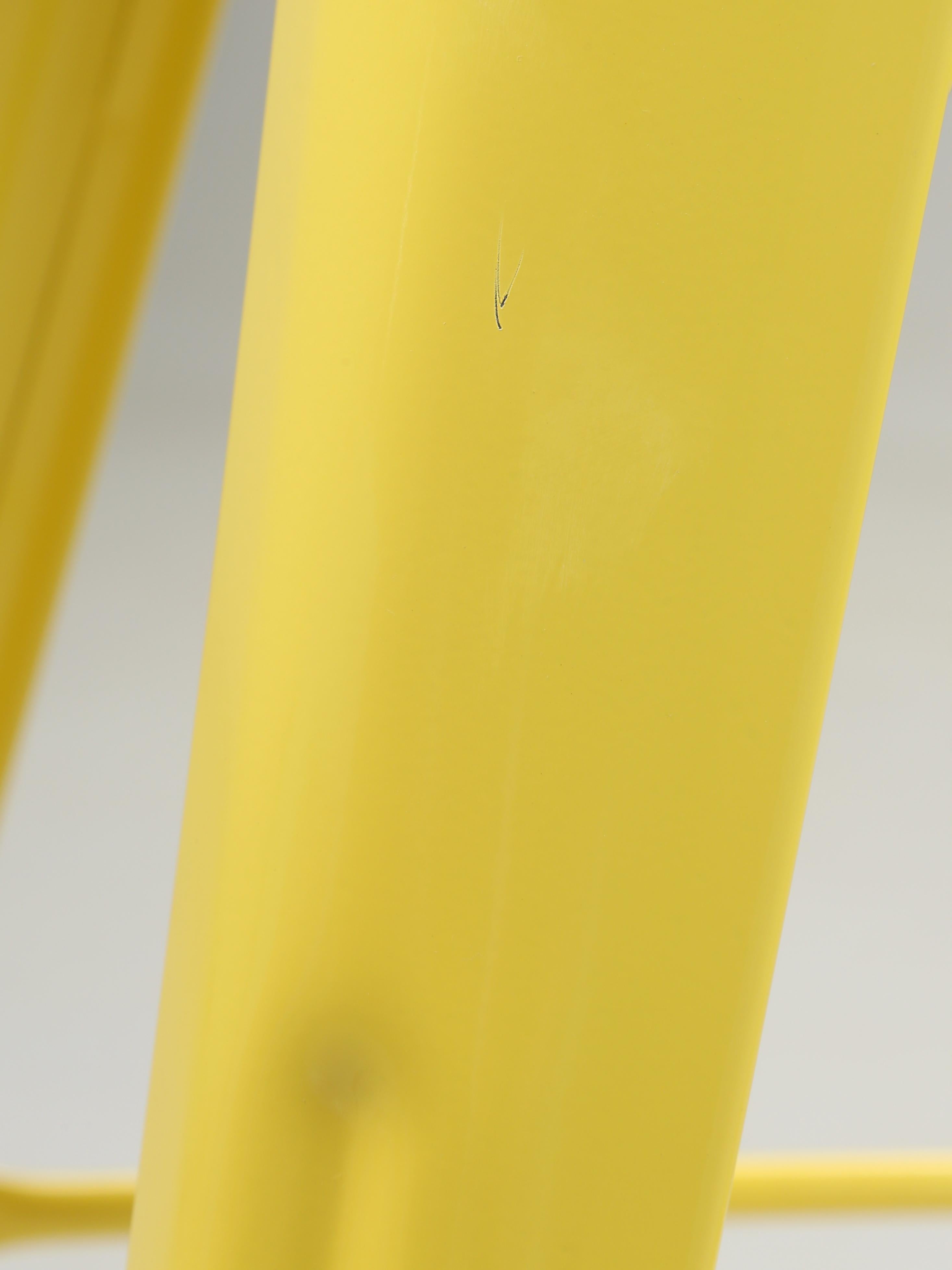 XXIe siècle et contemporain Tabourets de comptoir empilables Tolix français en acier jaune citron - Ensemble de (4) nouveaux en vente