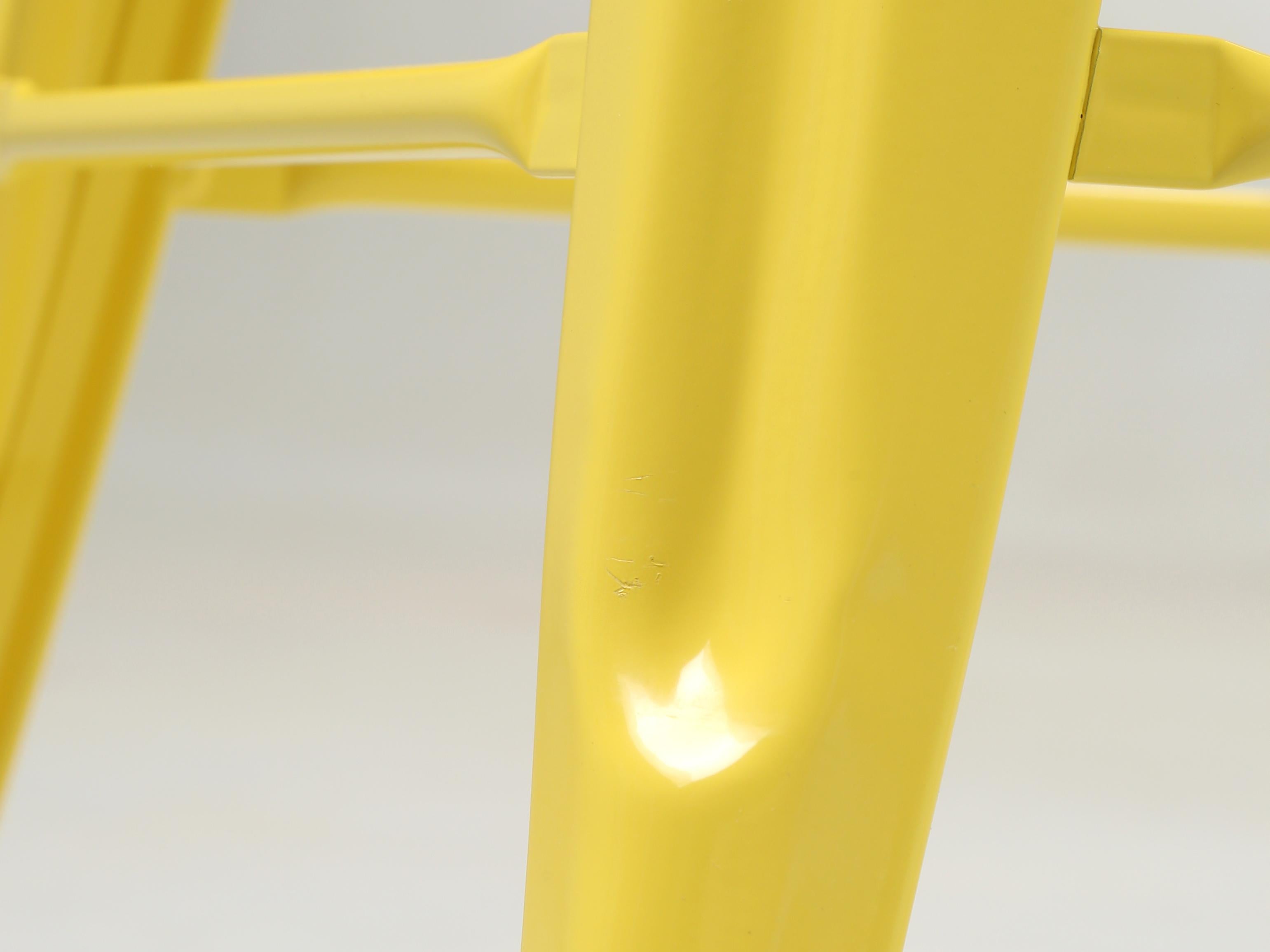 Tabourets de comptoir empilables Tolix français en acier jaune citron - Ensemble de (4) nouveaux en vente 1