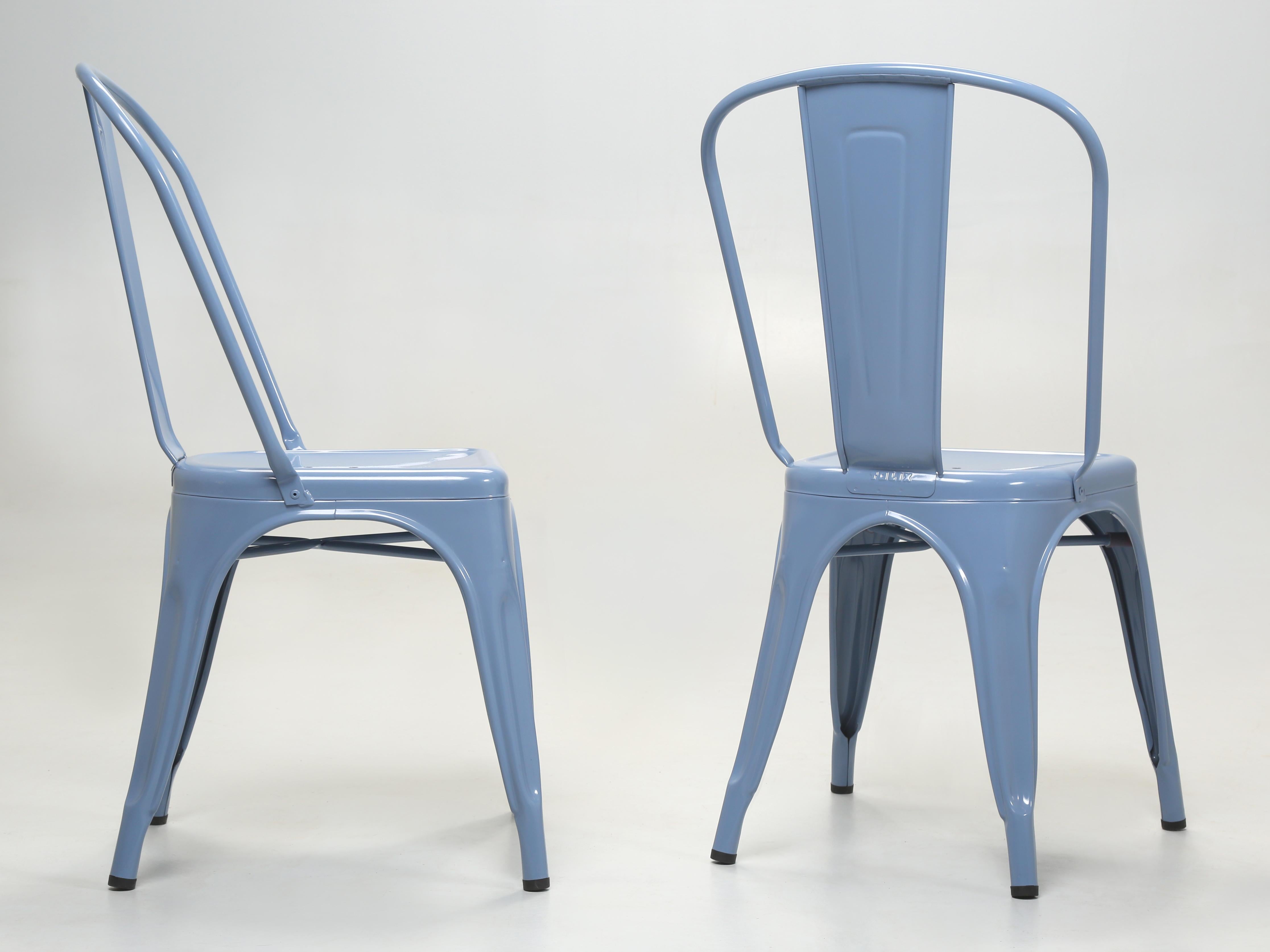 Autentiche sedie impilabili francesi Hand Made Tolix in Sky Blue, anche se abbiamo in magazzino altre 375-400 autentiche sedie Tolix in acciaio, oltre a diverse centinaia di sgabelli Tolix in acciaio ad altezza bancone, sgabelli Tolix disponibili