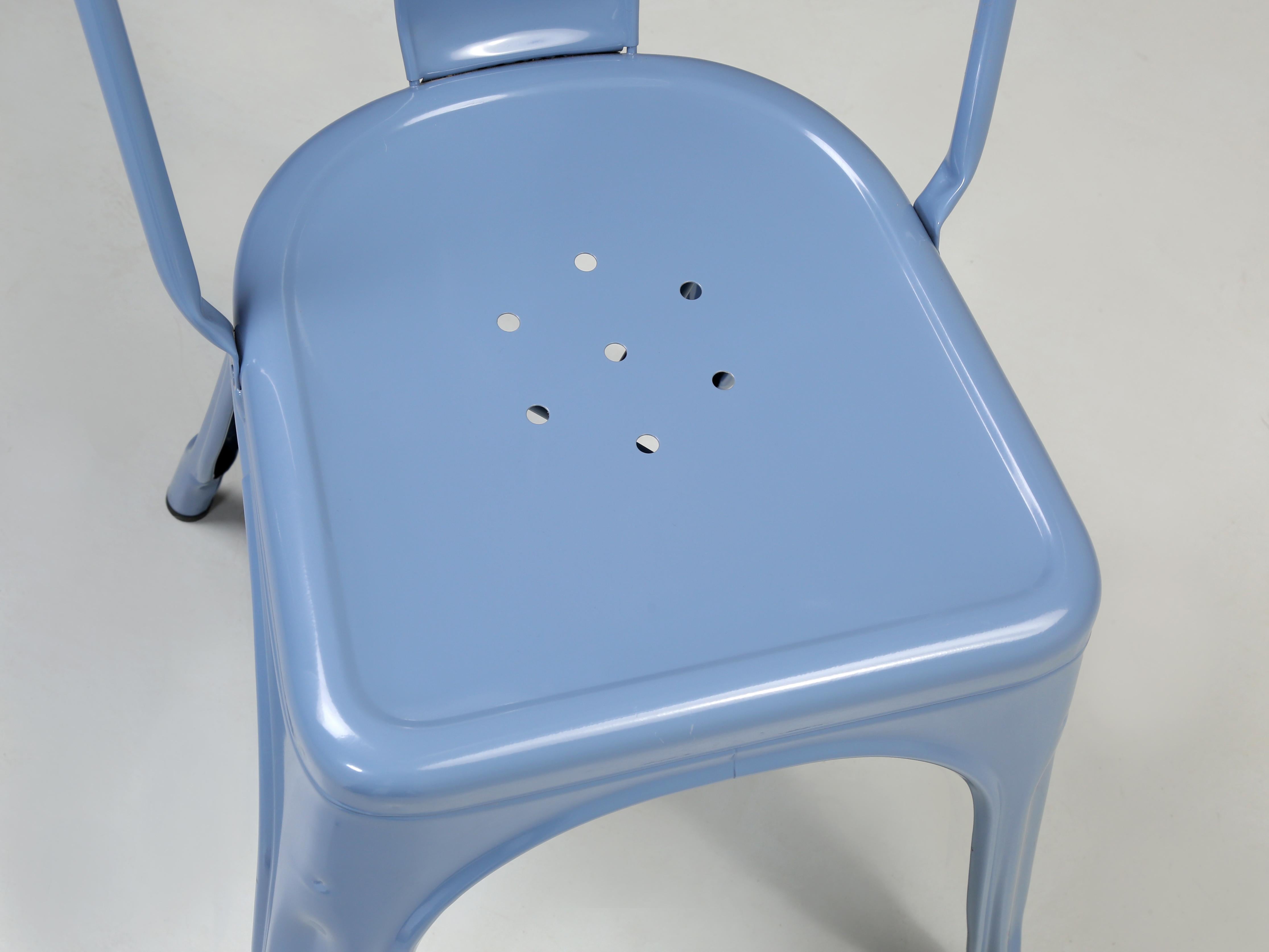 XXI secolo e contemporaneo Sedie impilabili originali francesi Tolix in acciaio verniciato a polvere blu cielo - Set di (2) in vendita