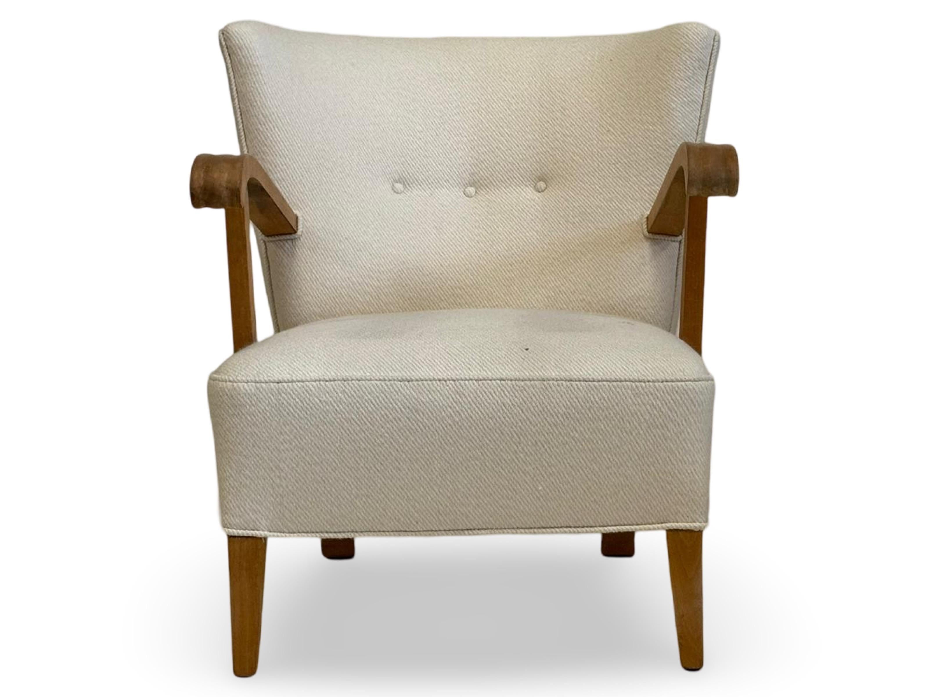 Fritz Hansen lounge chair with oak arms. Model 1582, low back. Produced in Denmark in the 1940s.
Seat height 40 cm.
Original wollen fabric.