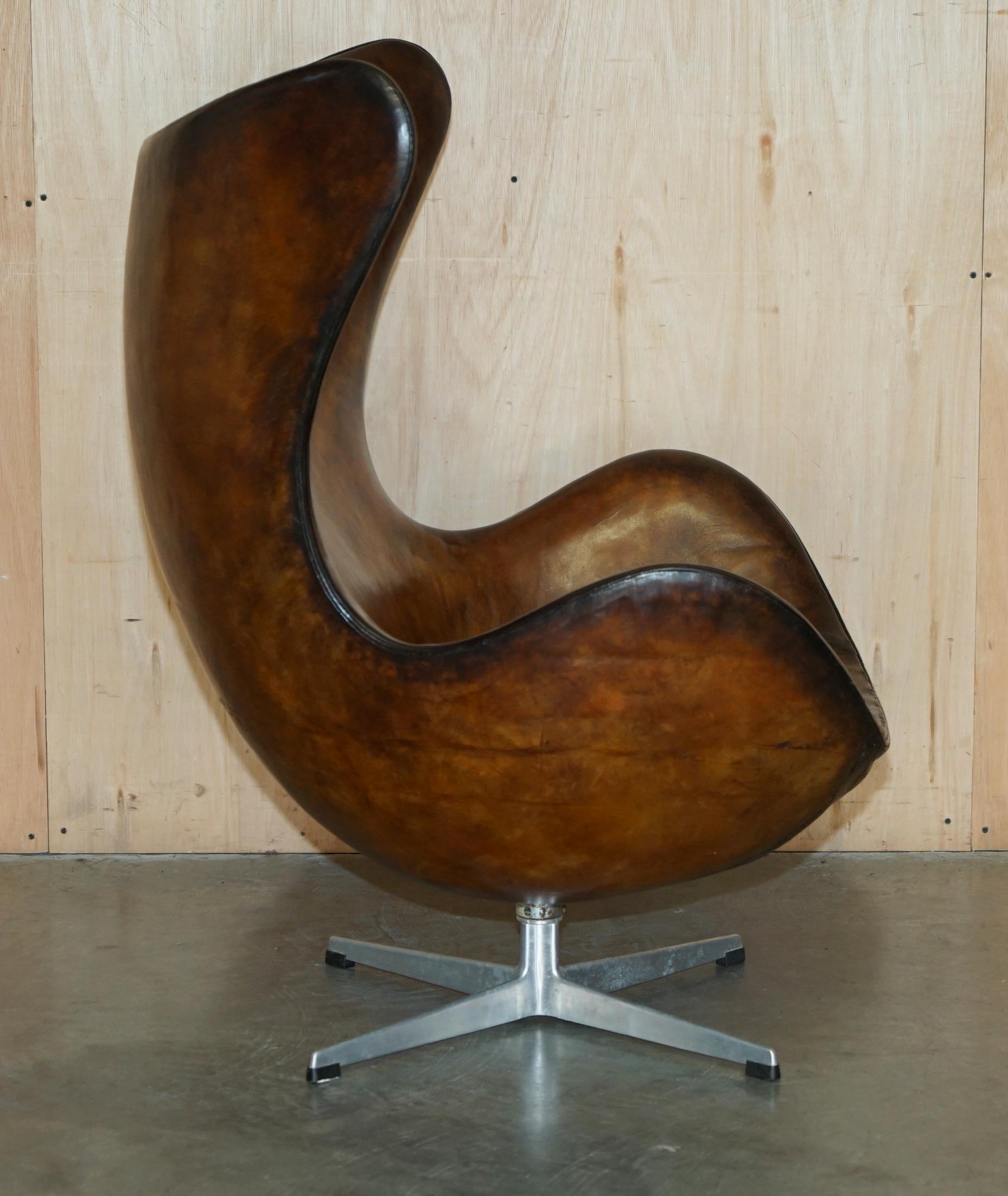 ORIGINAL FULLY RESTORED 1965 FRITZ HANSEN EGG CHAiR & FOOTSTOOL IN BROWN LEATHER For Sale 1