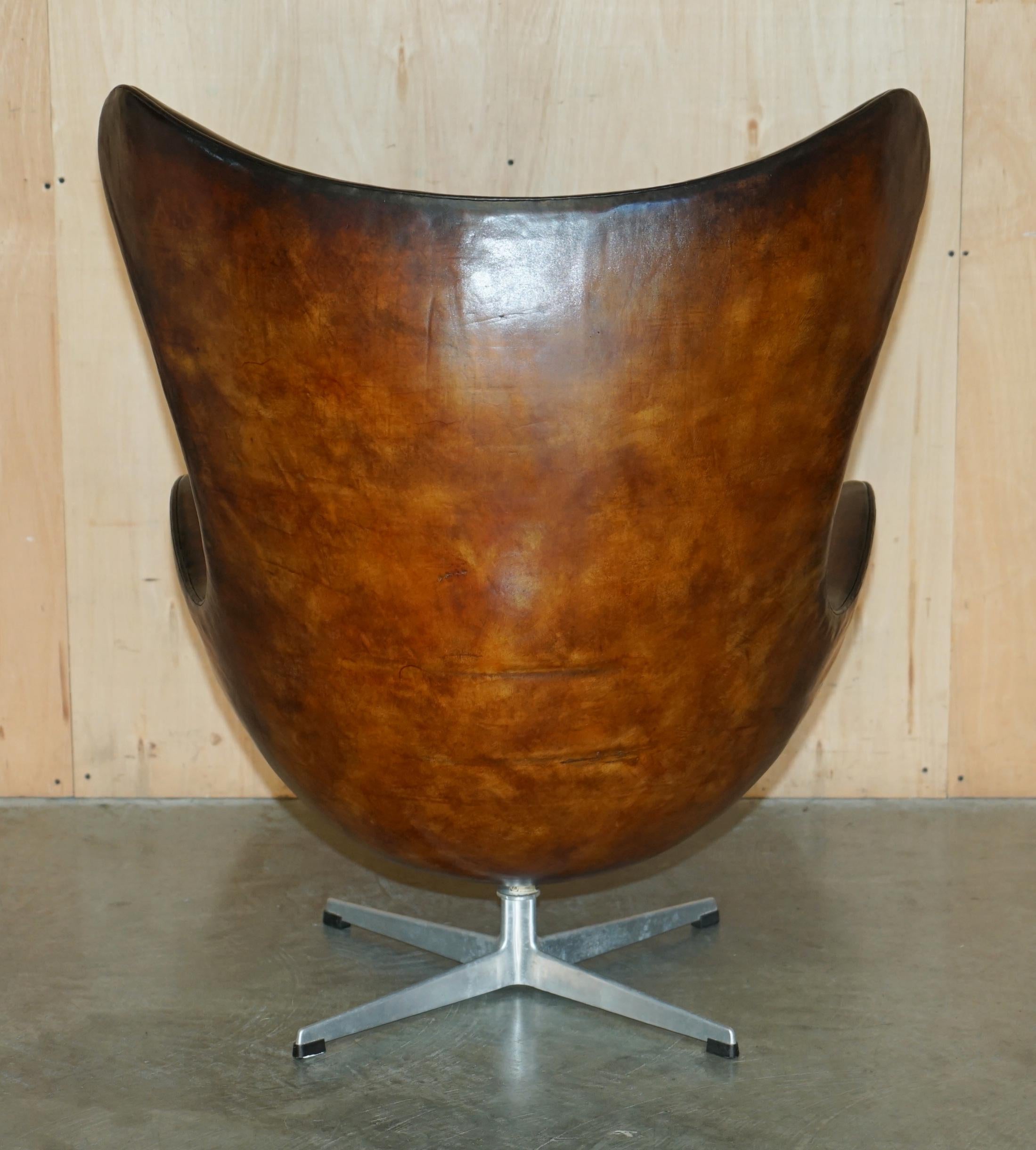 ORIGINAL FULLY RESTORED 1965 FRITZ HANSEN EGG CHAiR & FOOTSTOOL IN BROWN LEATHER For Sale 3