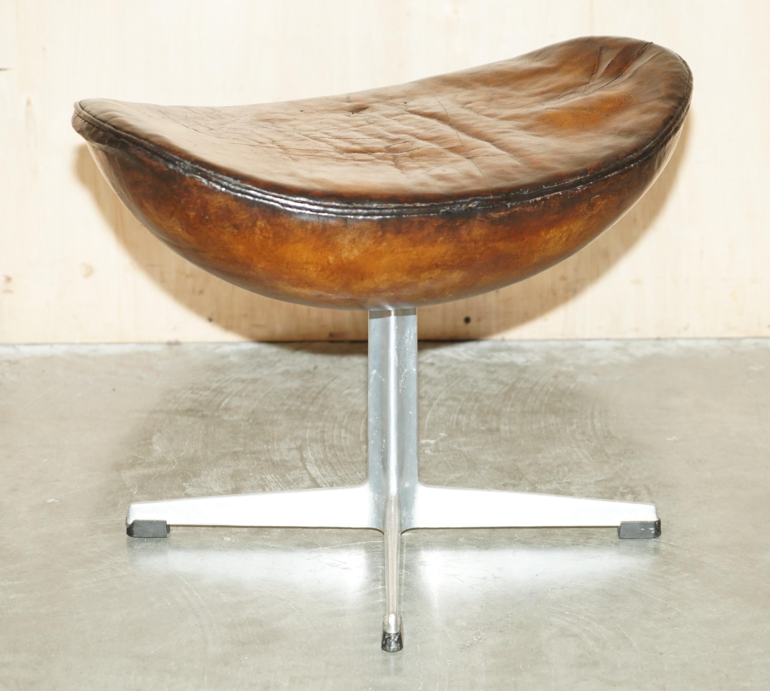 ORIGINAL FULLY RESTORED 1965 FRITZ HANSEN EGG CHAiR & FOOTSTOOL IN BROWN LEATHER For Sale 5