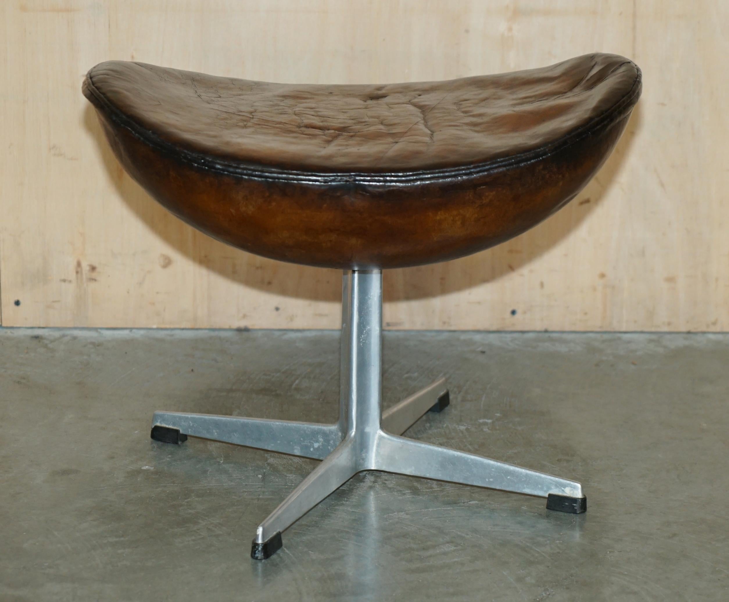 ORIGINAL FULLY RESTORED 1965 FRITZ HANSEN EGG CHAiR & FOOTSTOOL IN BROWN LEATHER For Sale 7