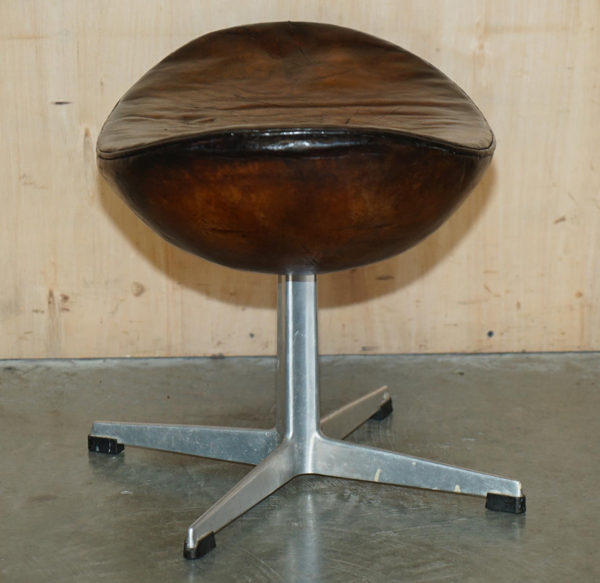 ORIGINAL FULLY RESTORED 1965 FRITZ HANSEN EGG CHAiR & FOOTSTOOL IN BROWN LEATHER For Sale 10