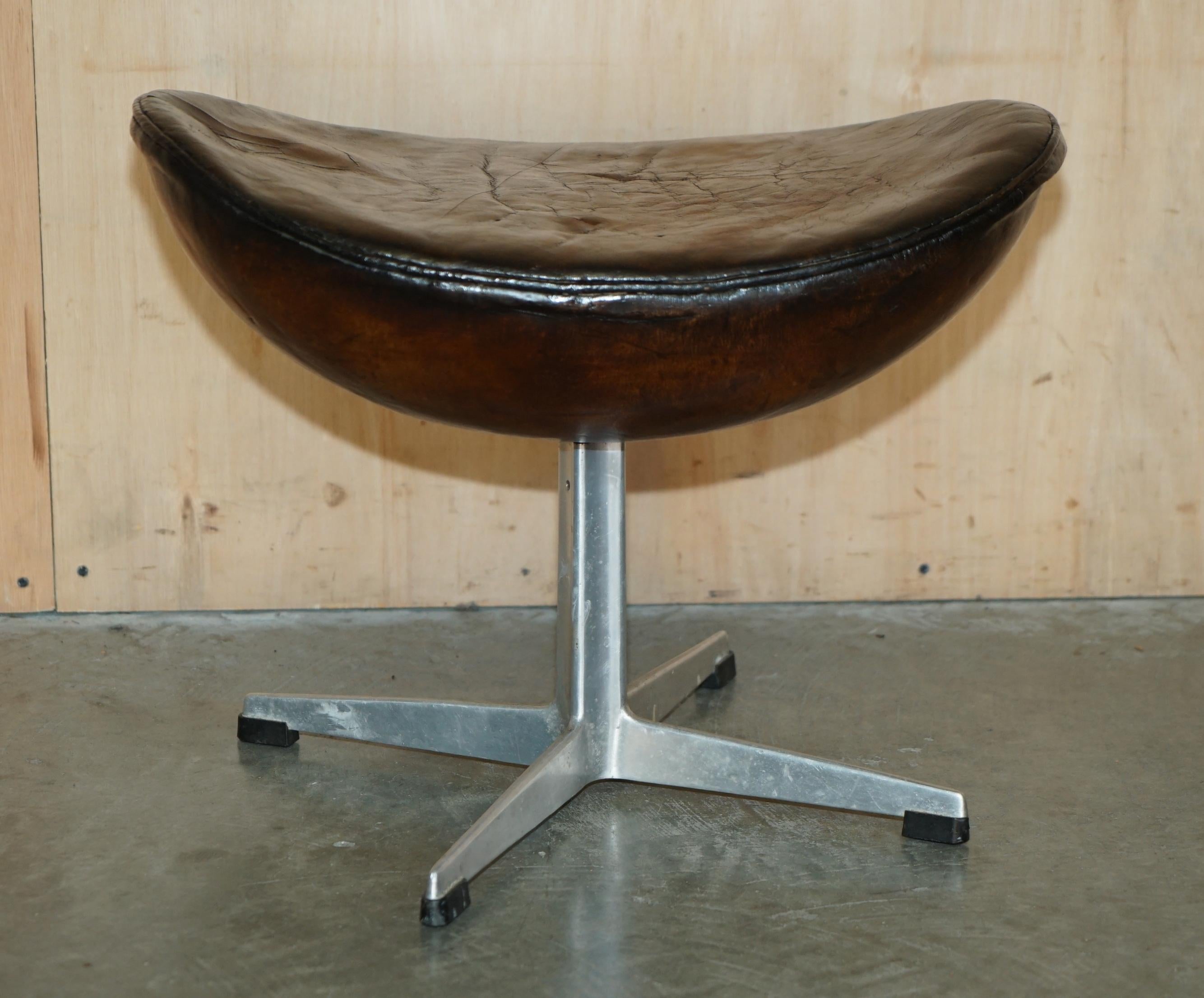 ORIGINAL FULLY RESTORED 1965 FRITZ HANSEN EGG CHAiR & FOOTSTOOL IN BROWN LEATHER For Sale 10