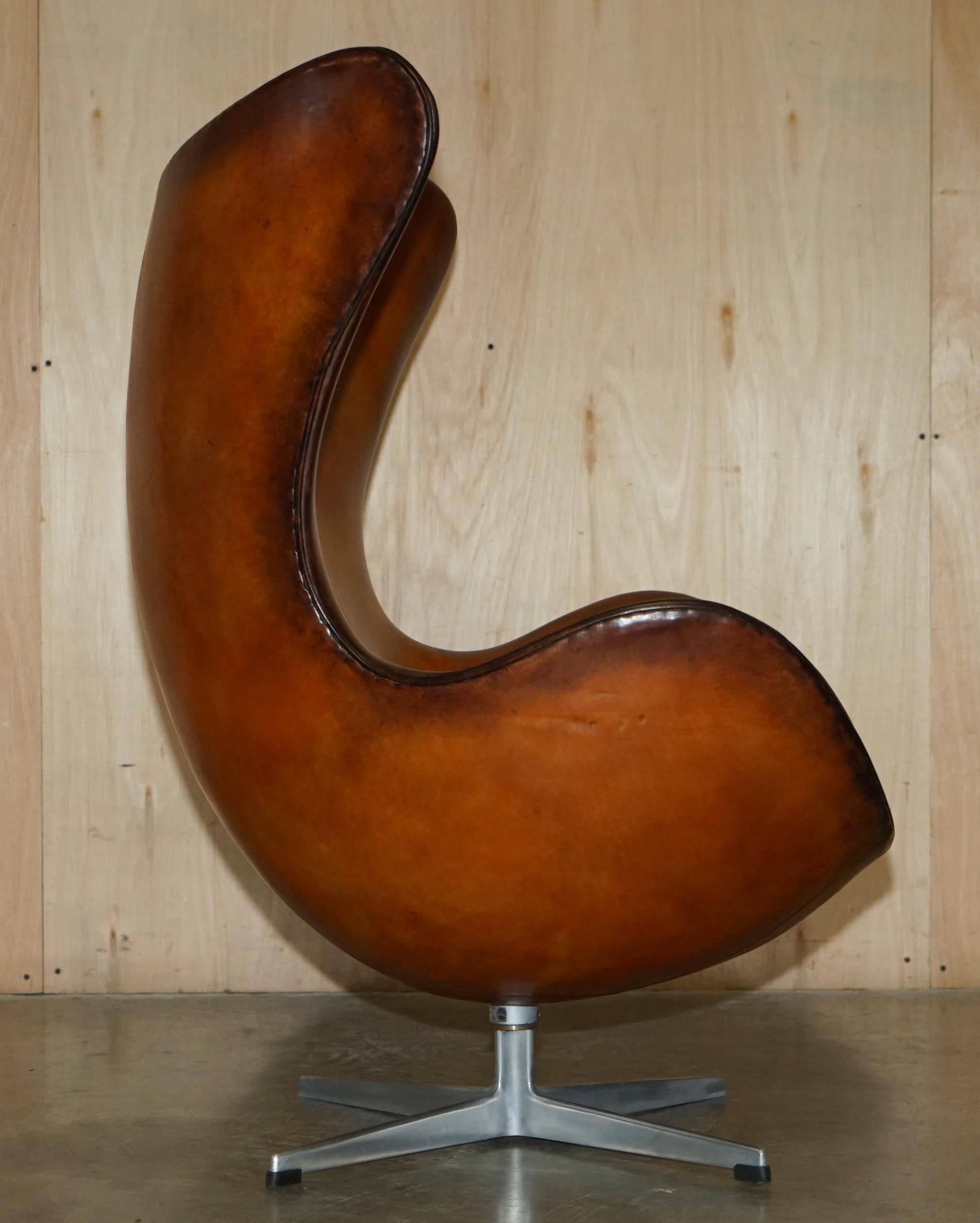 ORIGINAL FULLY RESTORED 1968 FRITZ HANSEN EGG CHAiR & FOOTSTOOL IN BROWN LEATHER For Sale 1