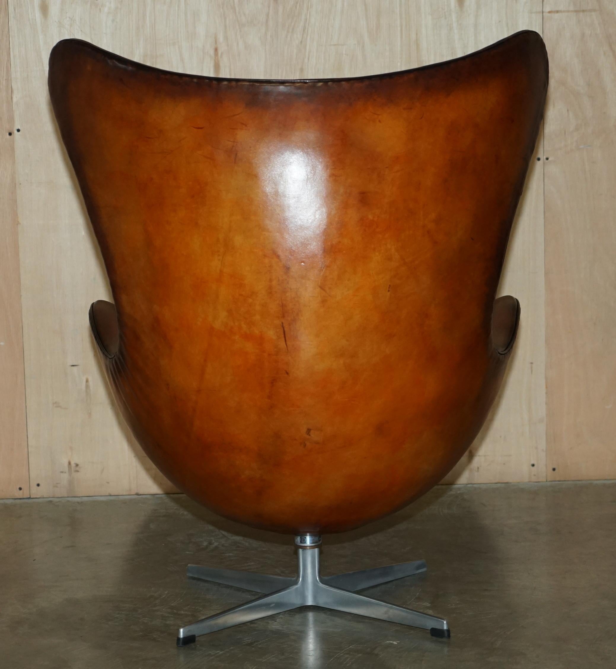ORIGINAL FULLY RESTORED 1968 FRITZ HANSEN EGG CHAiR & FOOTSTOOL IN BROWN LEATHER For Sale 2