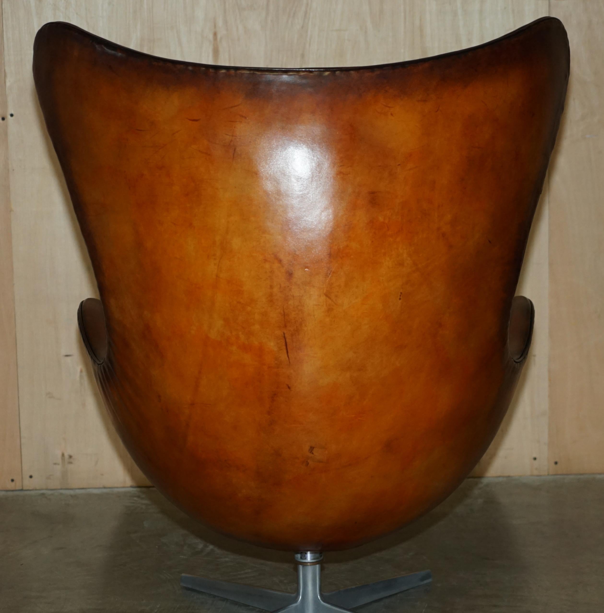 ORIGINAL FULLY RESTORED 1968 FRITZ HANSEN EGG CHAiR & FOOTSTOOL IN BROWN LEATHER For Sale 3