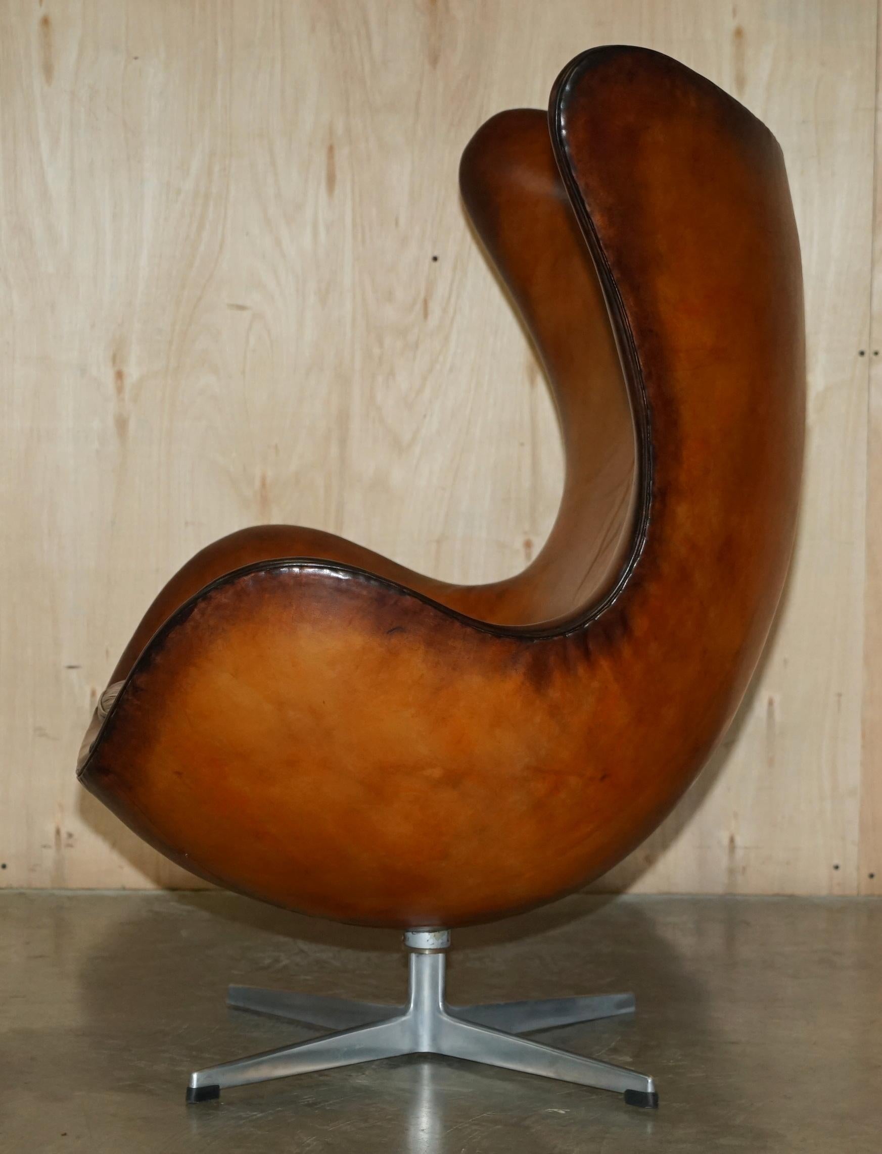 ORIGINAL FULLY RESTORED 1968 FRITZ HANSEN EGG CHAiR & FOOTSTOOL IN BROWN LEATHER For Sale 4