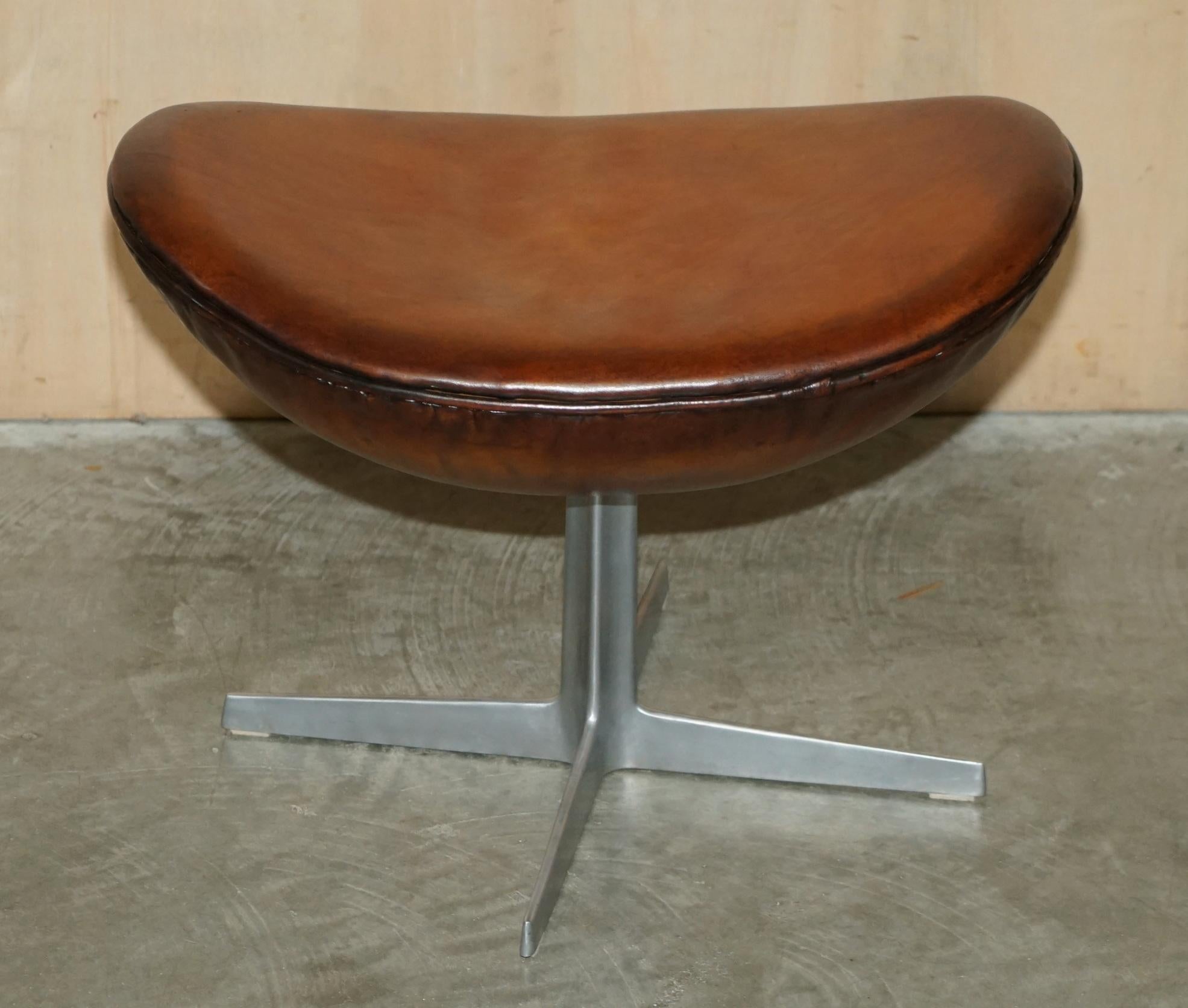 ORIGINAL FULLY RESTORED 1968 FRITZ HANSEN EGG CHAiR & FOOTSTOOL IN BROWN LEATHER For Sale 6